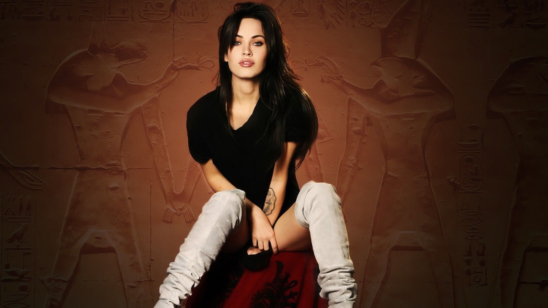Megan Fox, Stivali bianchi, Geroglifici, Toni marroni, Full HD, sfondo per PC e portatile