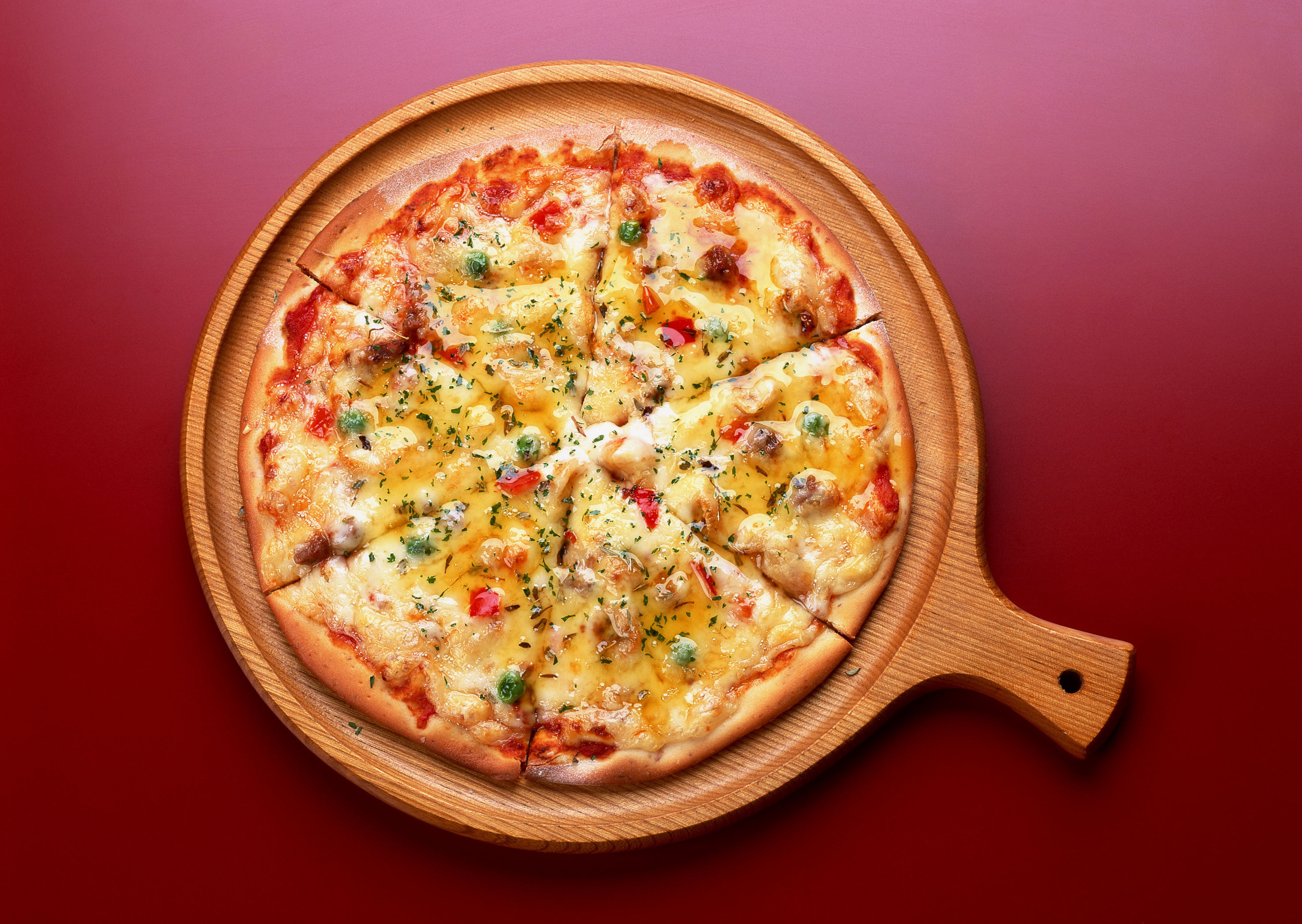 Pizza, Tagliere, Sfondo rosso, Vista dall'alto, 2K, wallpaper desktop