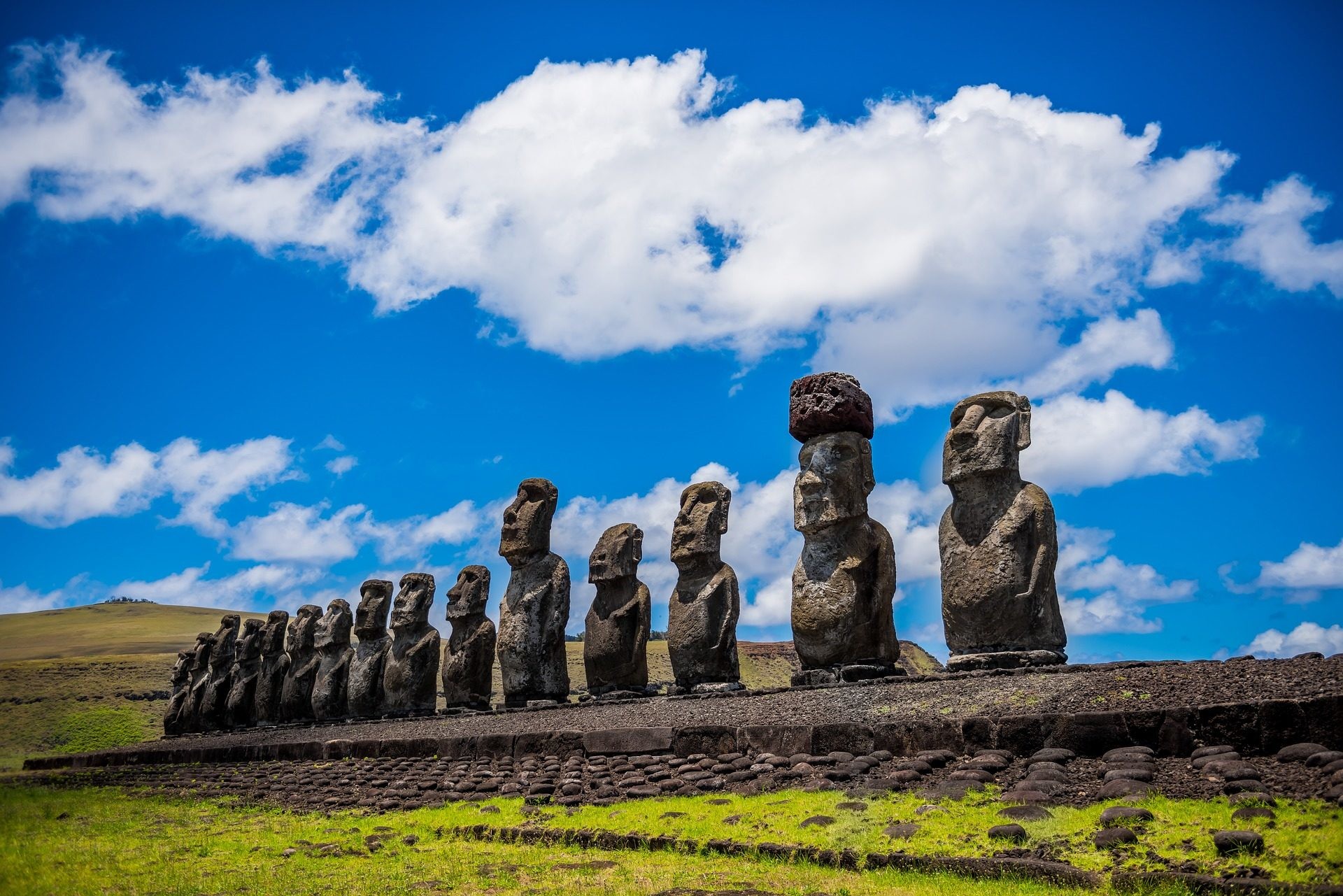 Moai, Isola di Pasqua, Rapa Nui, Ahu Tongariki, Cile, Cielo azzurro, wallpaper desktop Full HD
