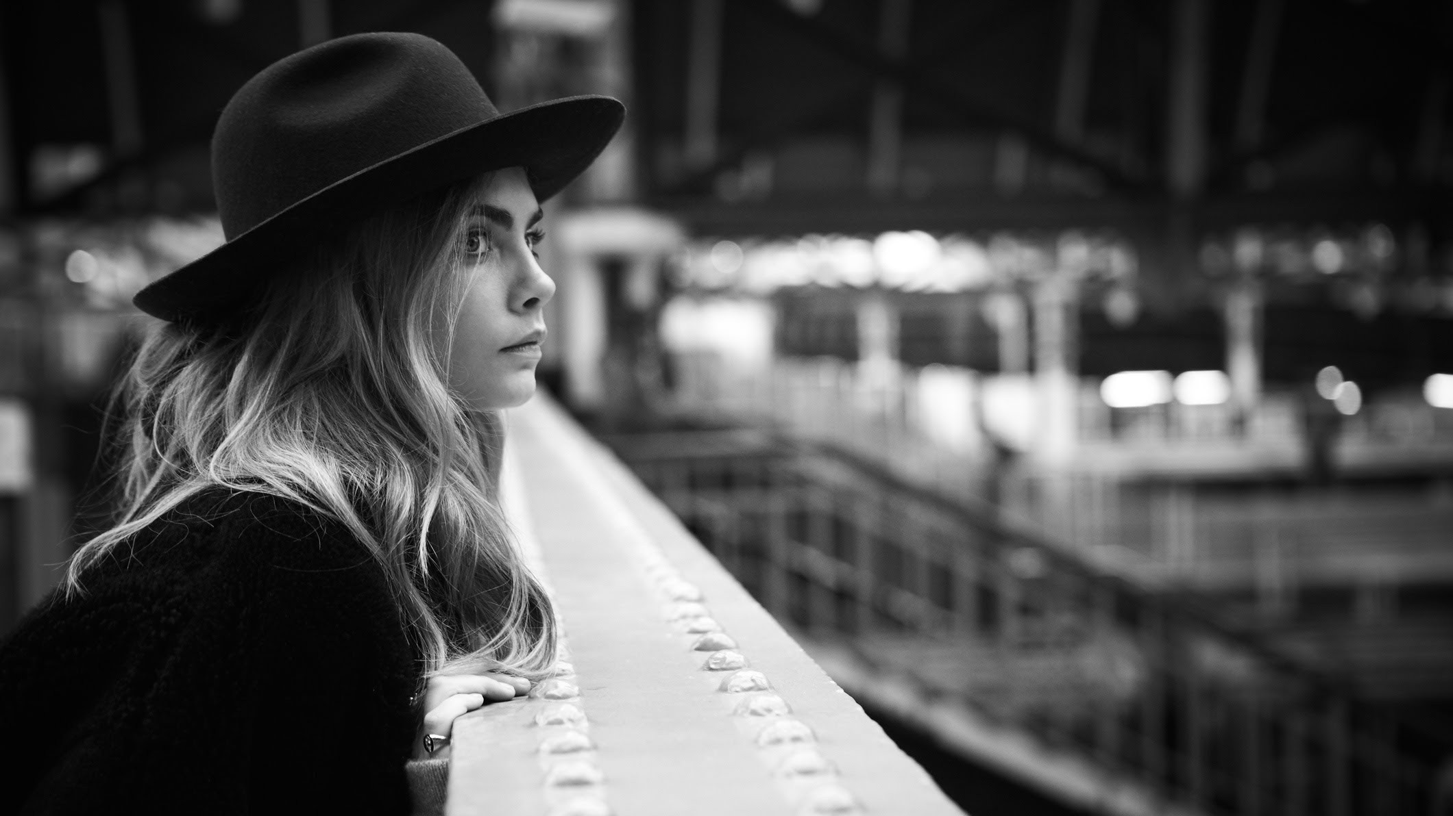 Cara Delevingne, Cappello nero, Bianco e nero, Stazione, Full HD, sfondo per portatile