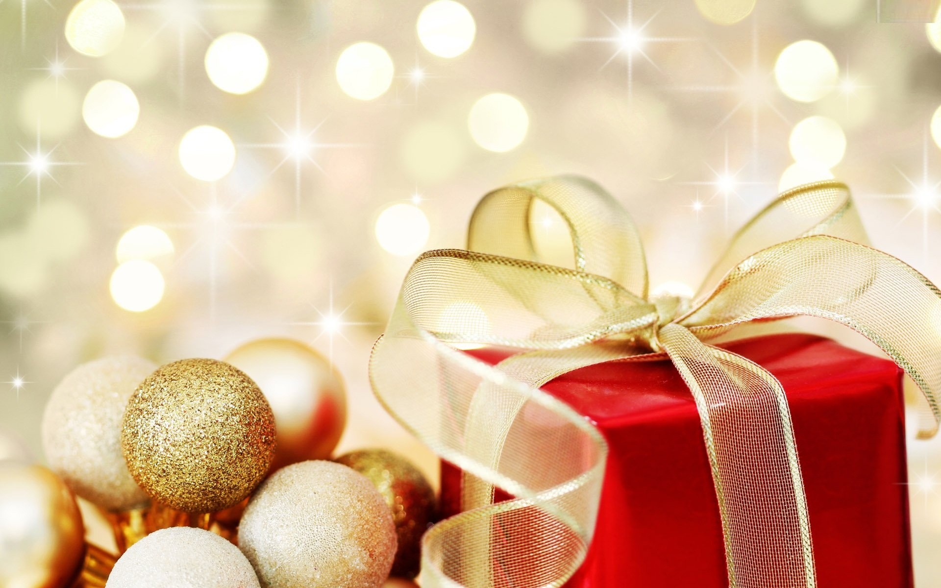 Regalo, Fiocco dorato, Palline dorate, Bokeh, Full HD, sfondo per portatile