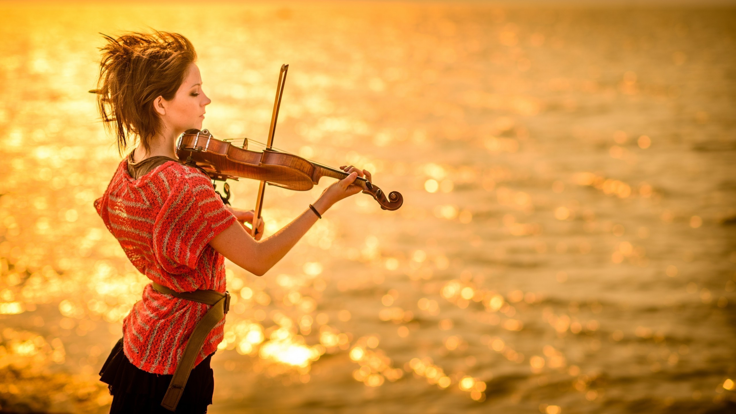 Lindsey Stirling, Violino, Lago, Tramonto, Riflessi dorati, 16:9 2K, sfondo widescreen