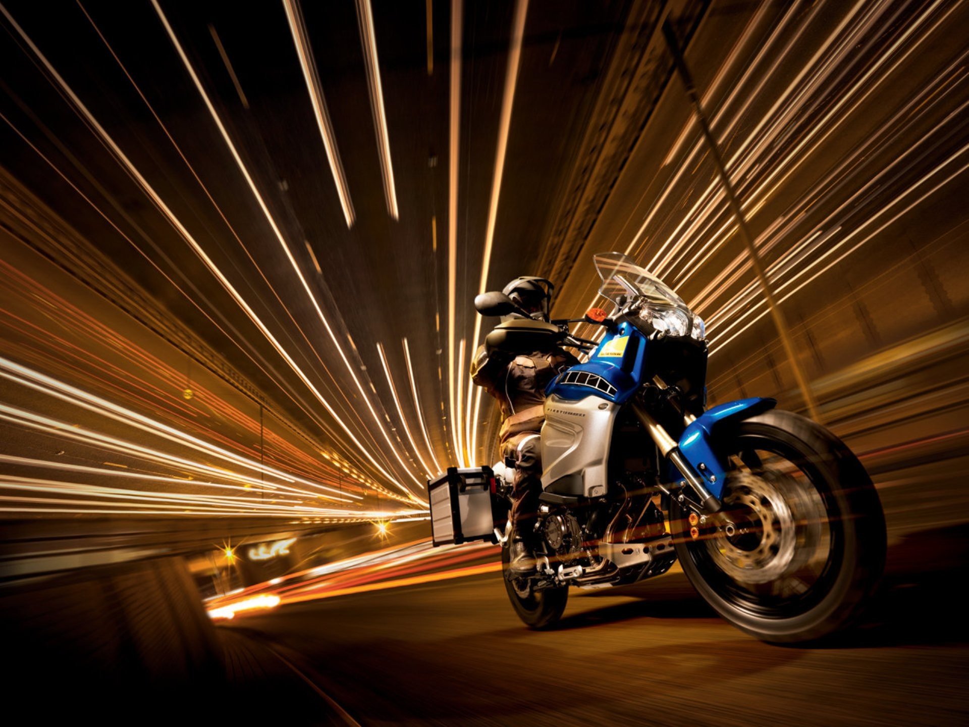 Moto, Scie luminose, Velocità, Notte, sfondo per iPad e tablet