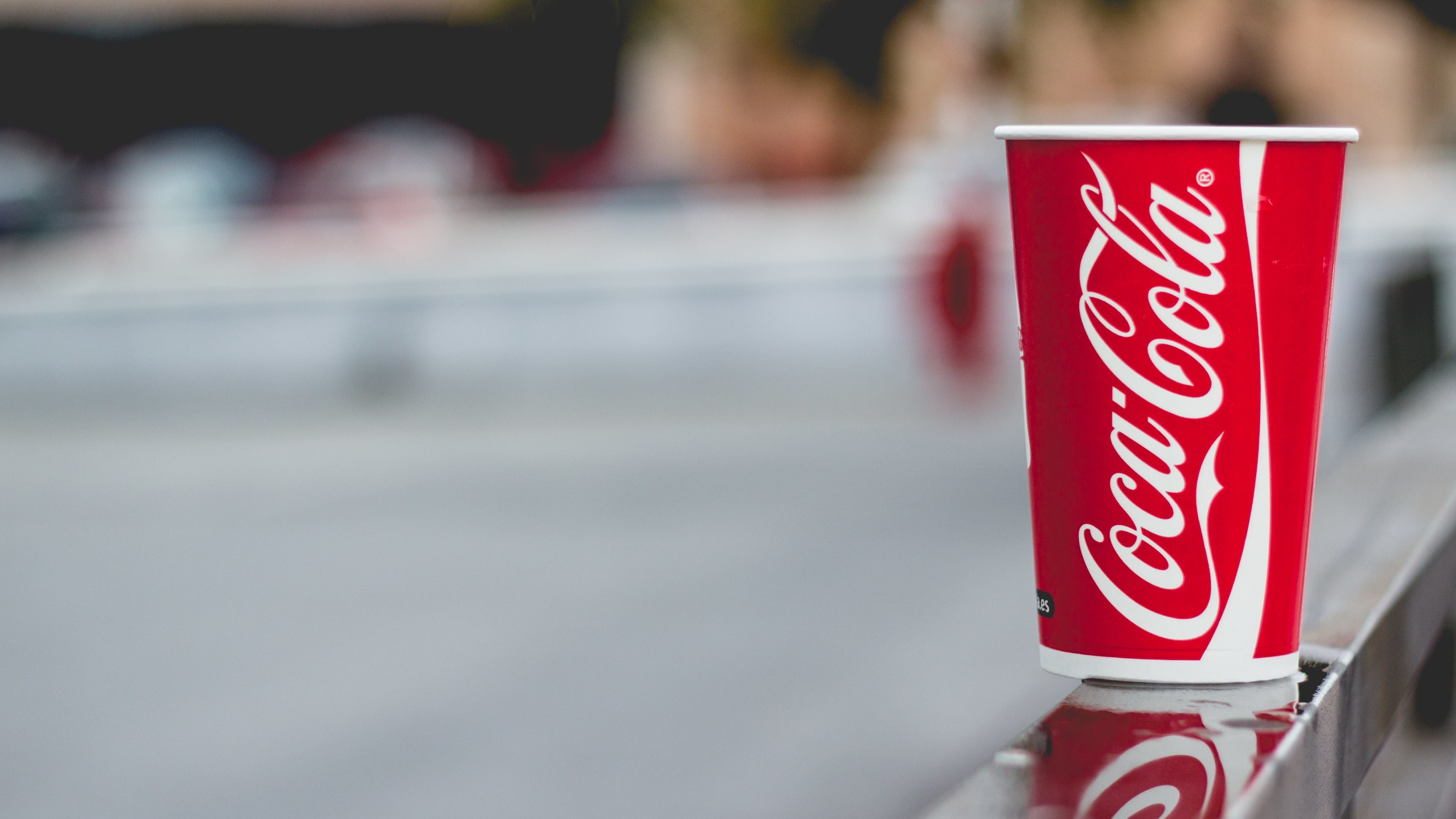 Coca-Cola, Bicchiere di carta, Strada, Sfocato, 4K, sfondo per PC e portatile