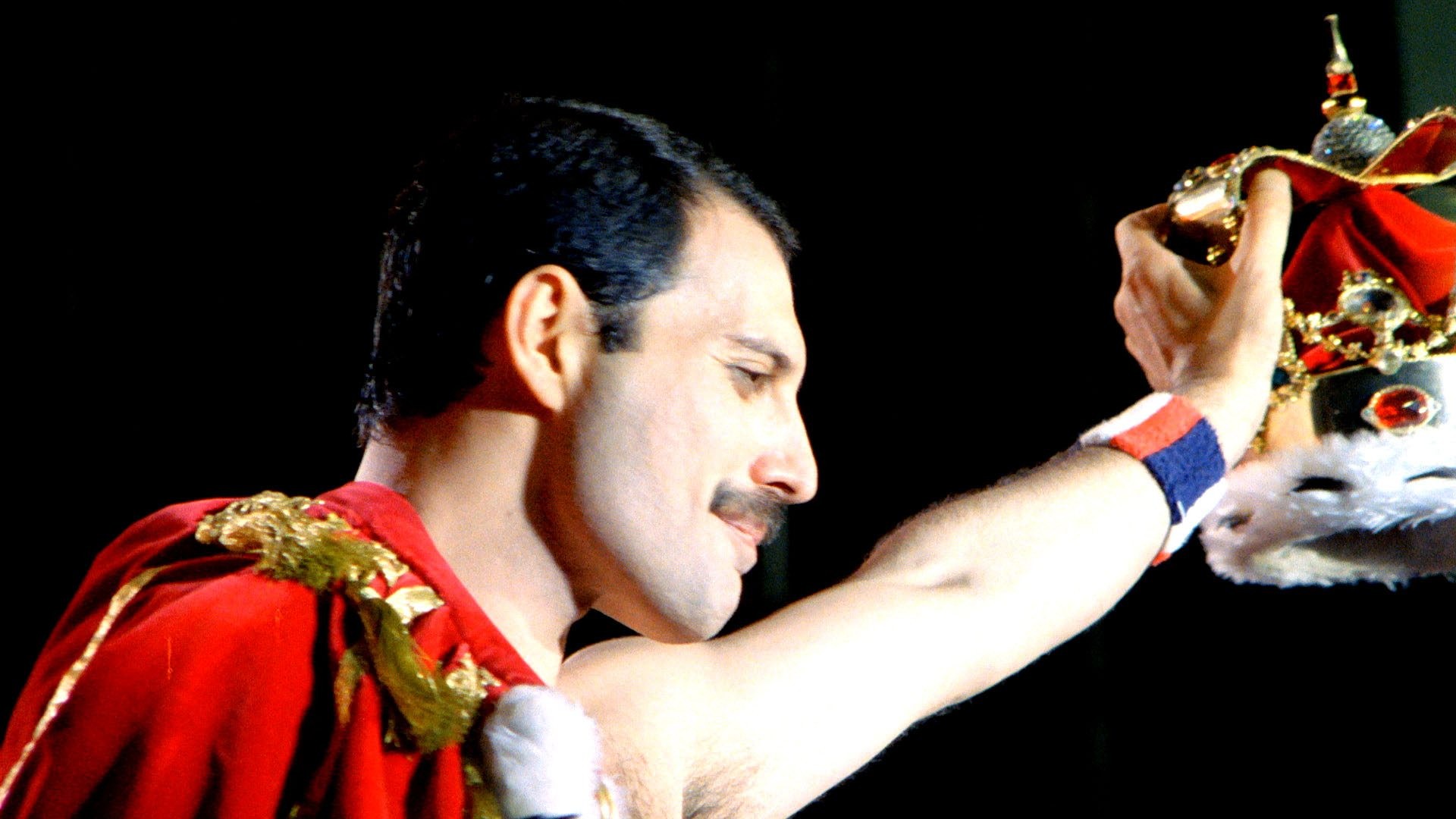 Freddie Mercury, Queen, Corona, Mantello rosso, Sfondo nero, Full HD, wallpaper per computer