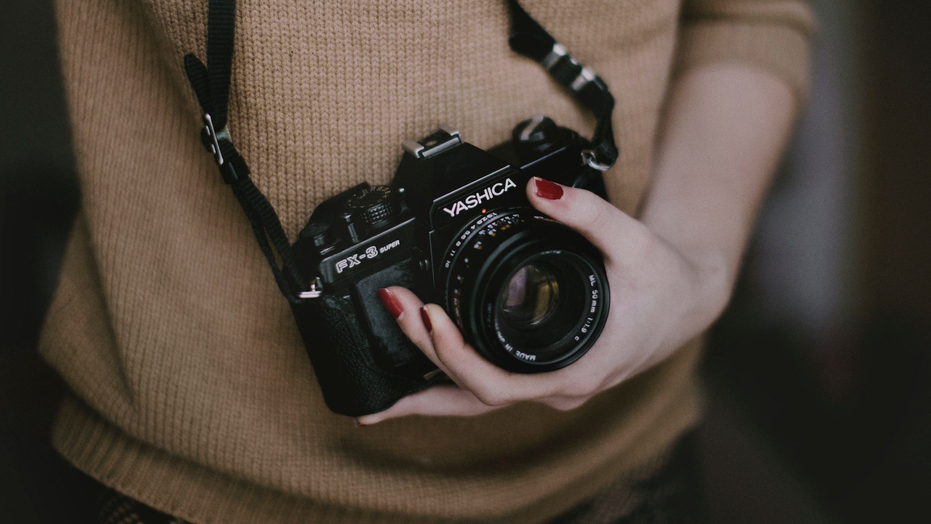 Yashica FX-3, Macchina fotografica, Pellicola, Mani, 16:9 Full HD, wallpaper widescreen