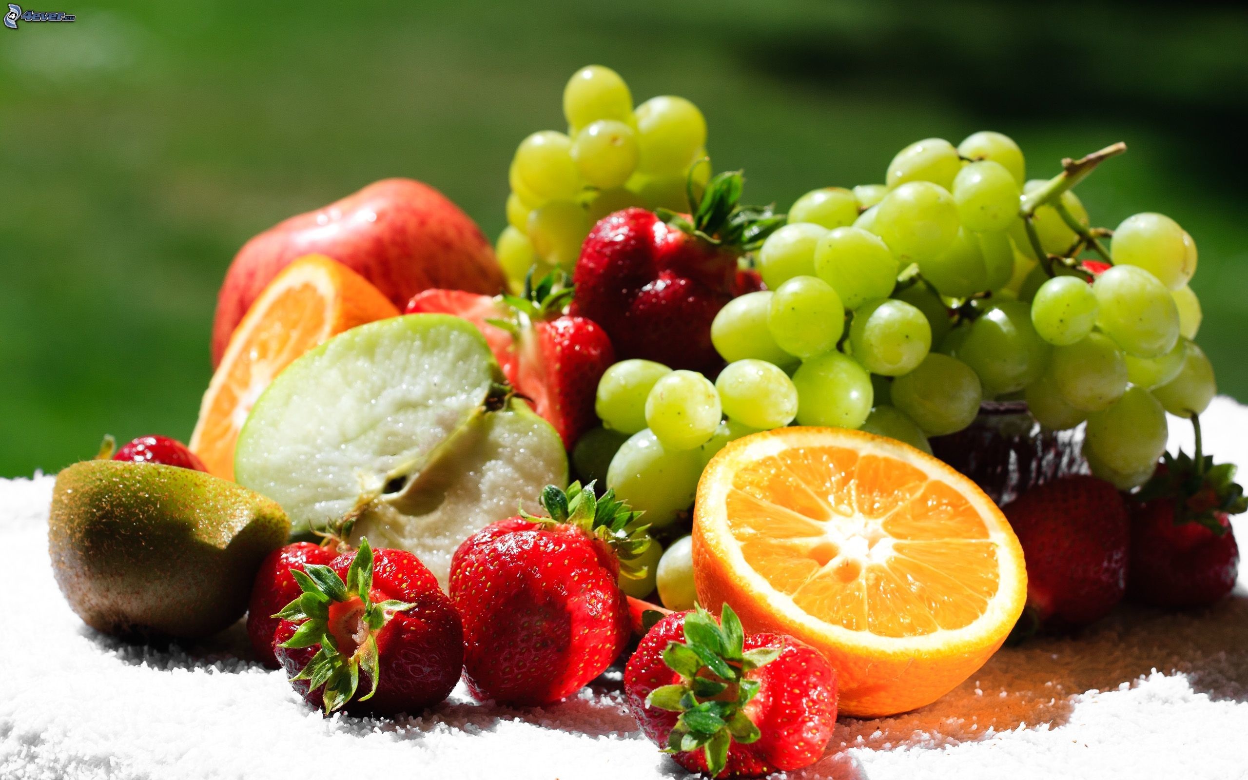 Frutta fresca, Uva, Fragole, Arancia, Kiwi, 2K, sfondo Windows 11
