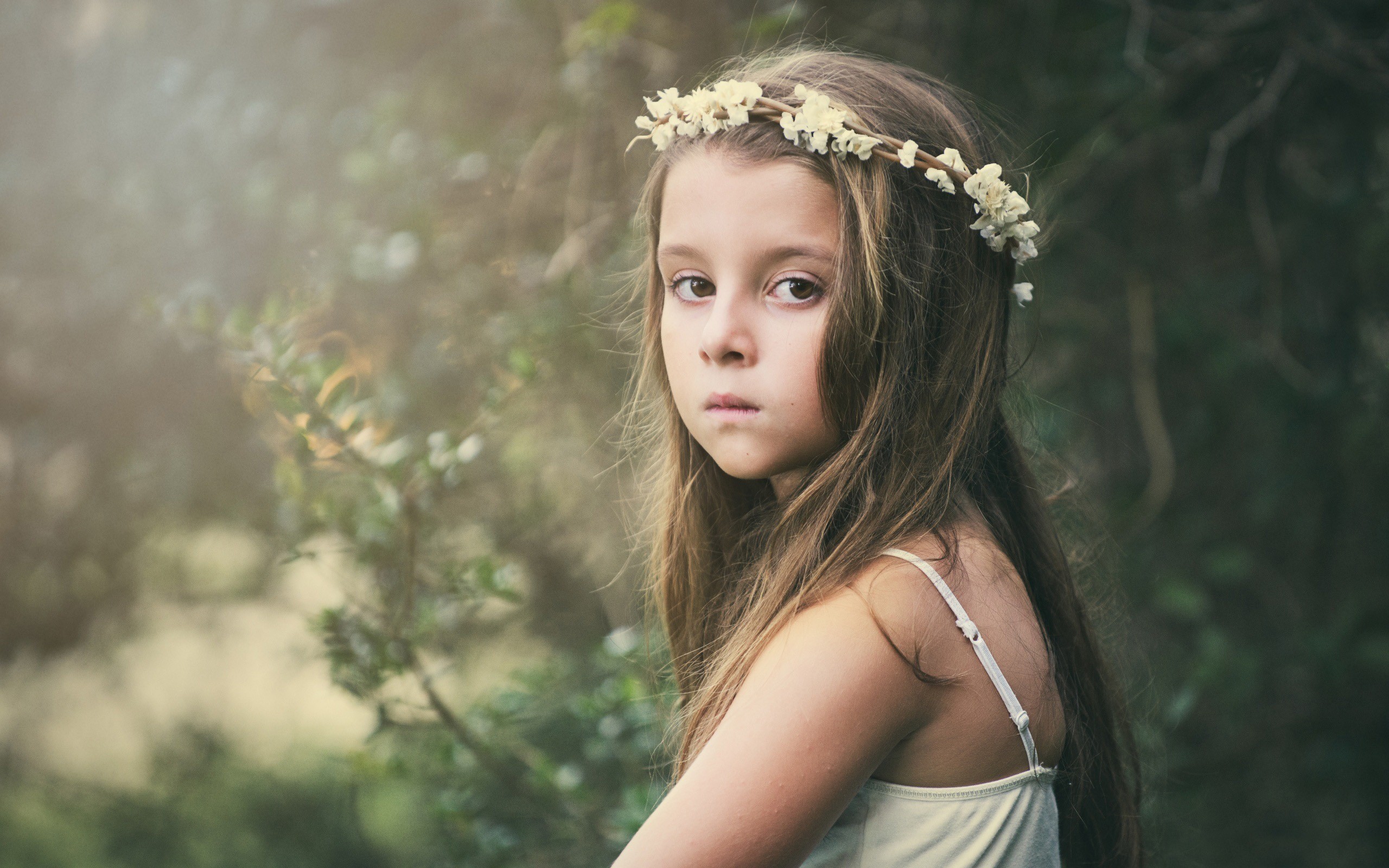 Bambina, Coroncina di fiori, Sguardo malinconico, 2K, sfondo Windows 11