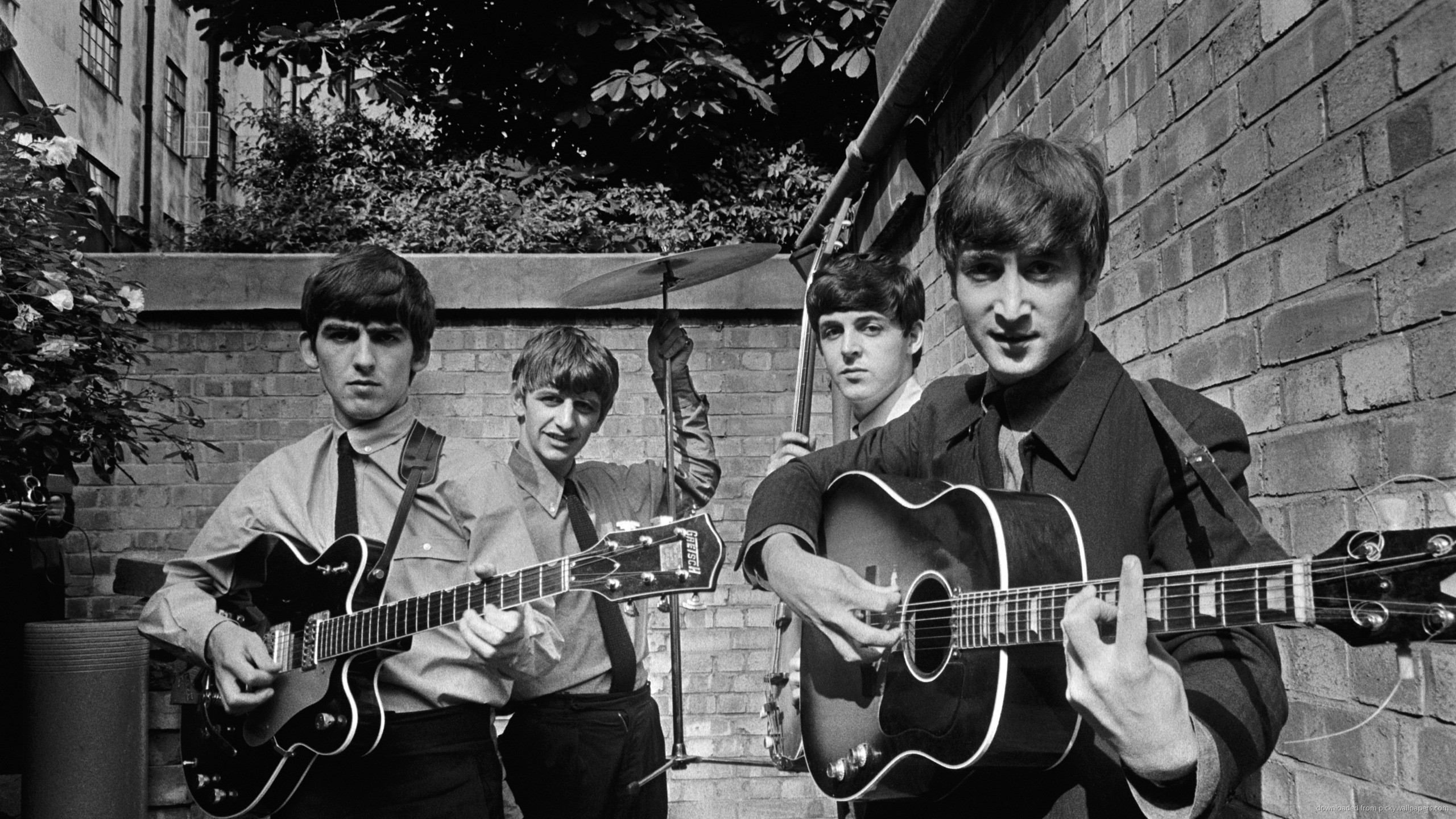 The Beatles, Chitarre, Cortile, Bianco e nero, 2K, sfondo per PC e portatile