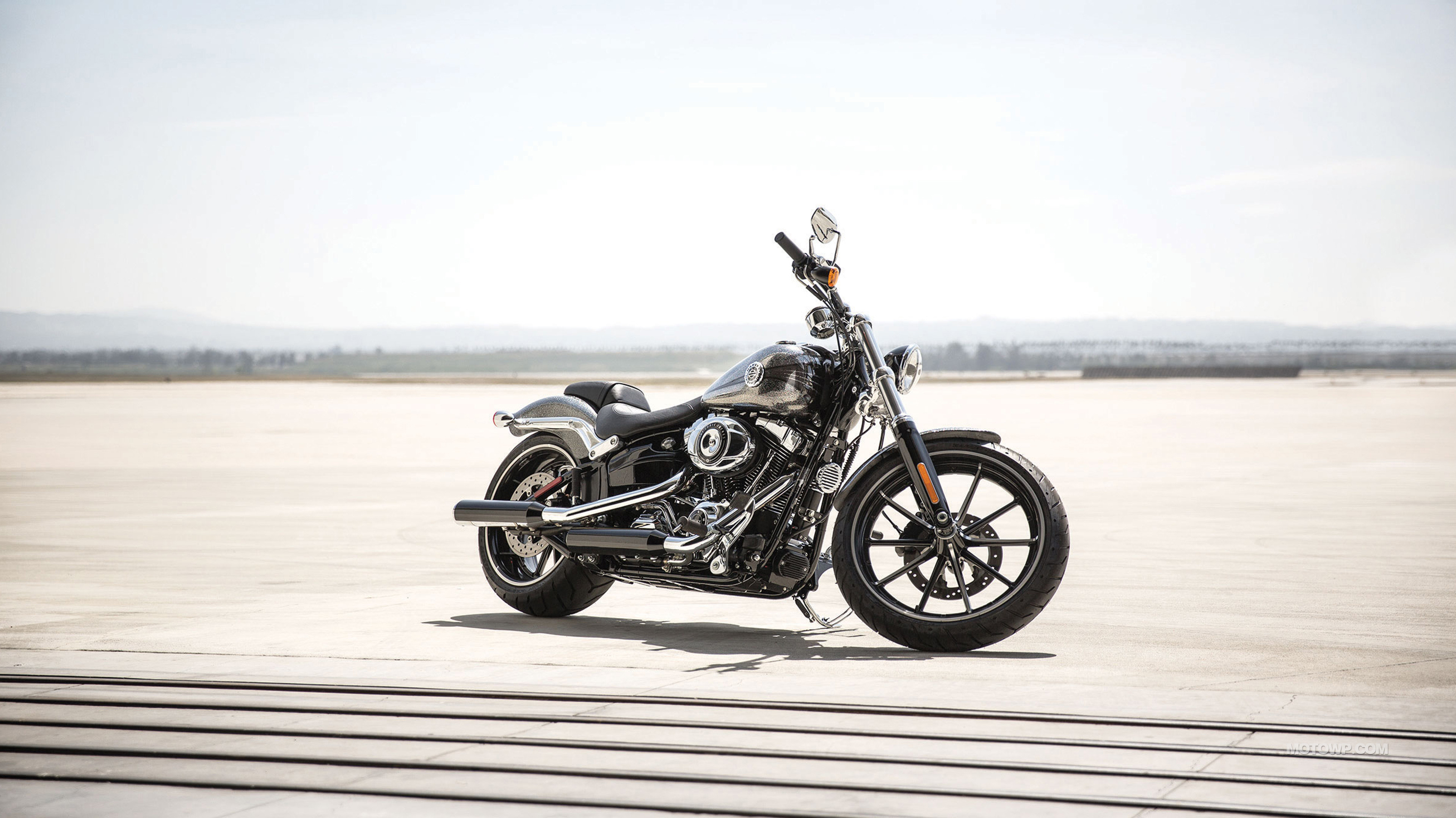 Harley-Davidson Softail Breakout, Harley-Davidson, Cielo chiaro, Pista, Cruiser, sfondo Ultra HD