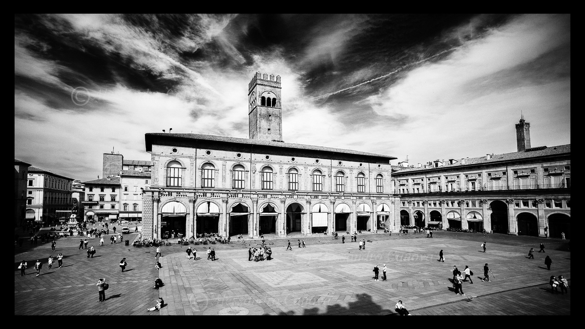 Piazza Maggiore, Palazzo d'Accursio, Bologna, Italia, Bianco e nero, sfondo desktop 1920x1080