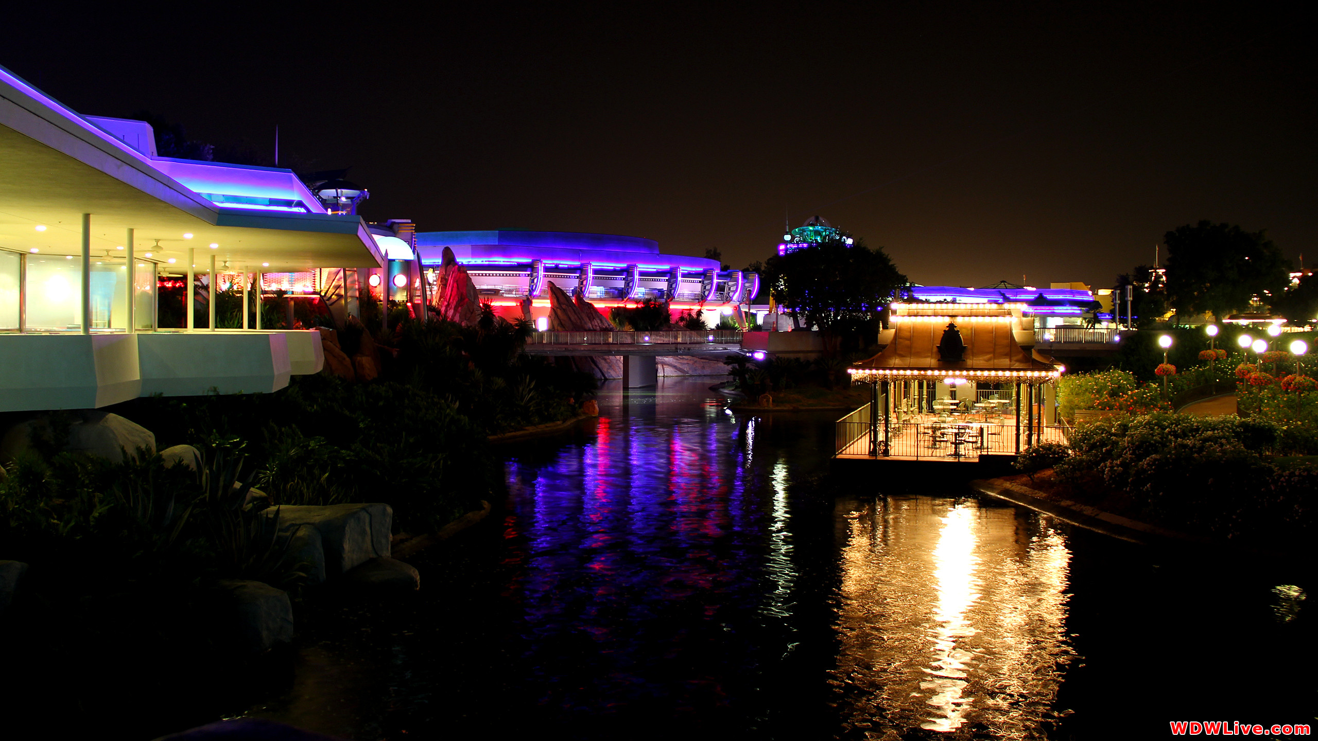 Tomorrowland, Disneyland, Riflessi sull'acqua, Notte, 2K, sfondo Windows 11
