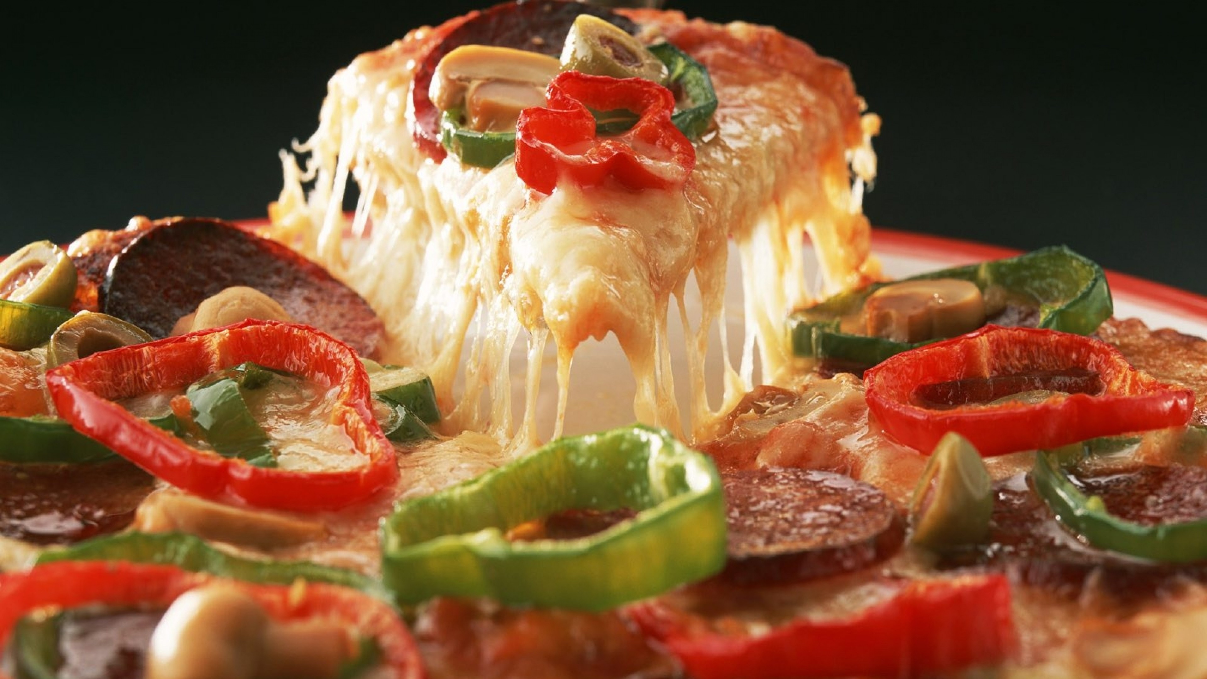 Fetta di pizza, Mozzarella filante, Peperoni, Salame, 16:9 4K, sfondo widescreen