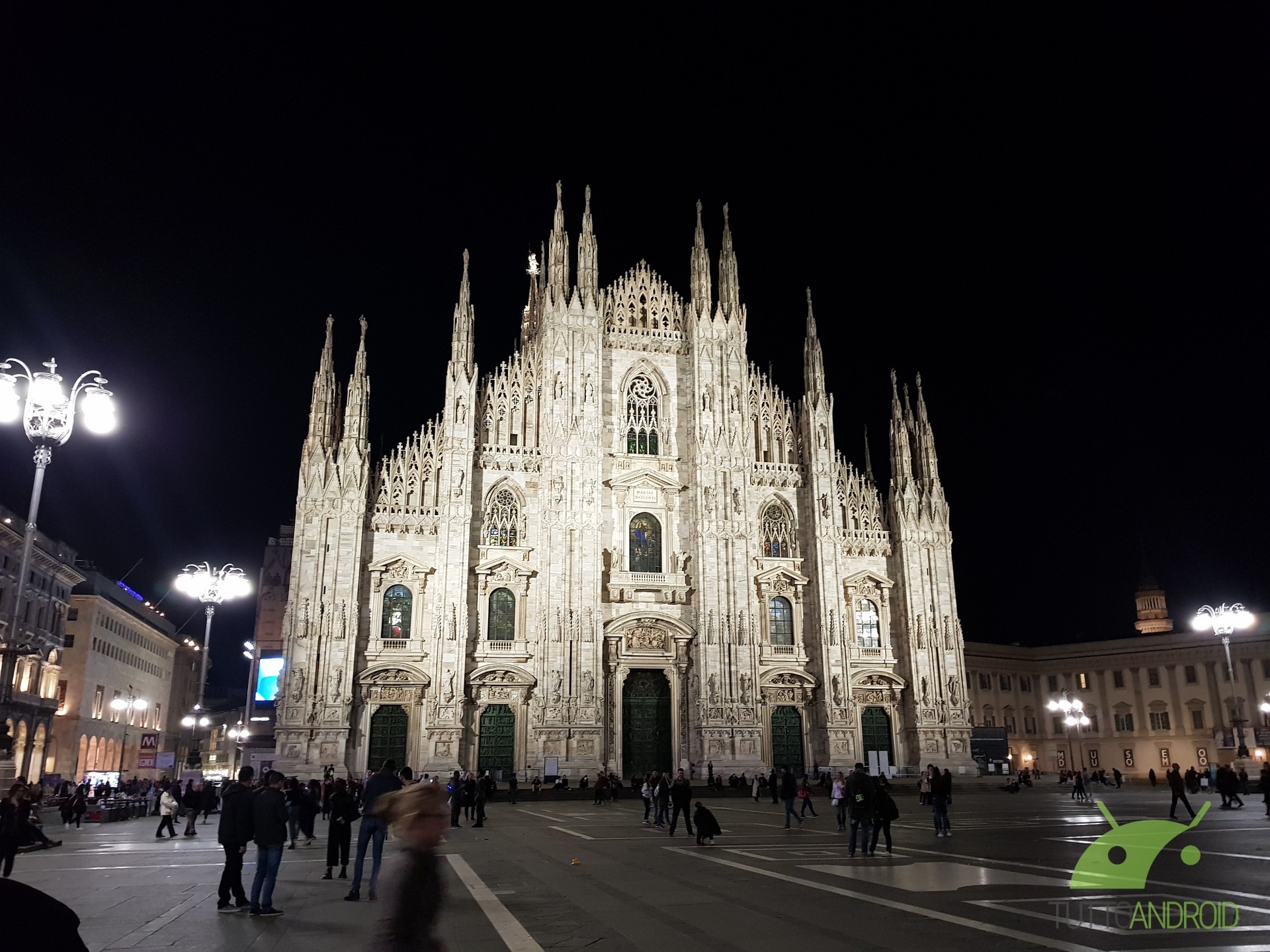 Duomo di Milano, Piazza del Duomo, Milano, Notte, sfondo per iPad e tablet