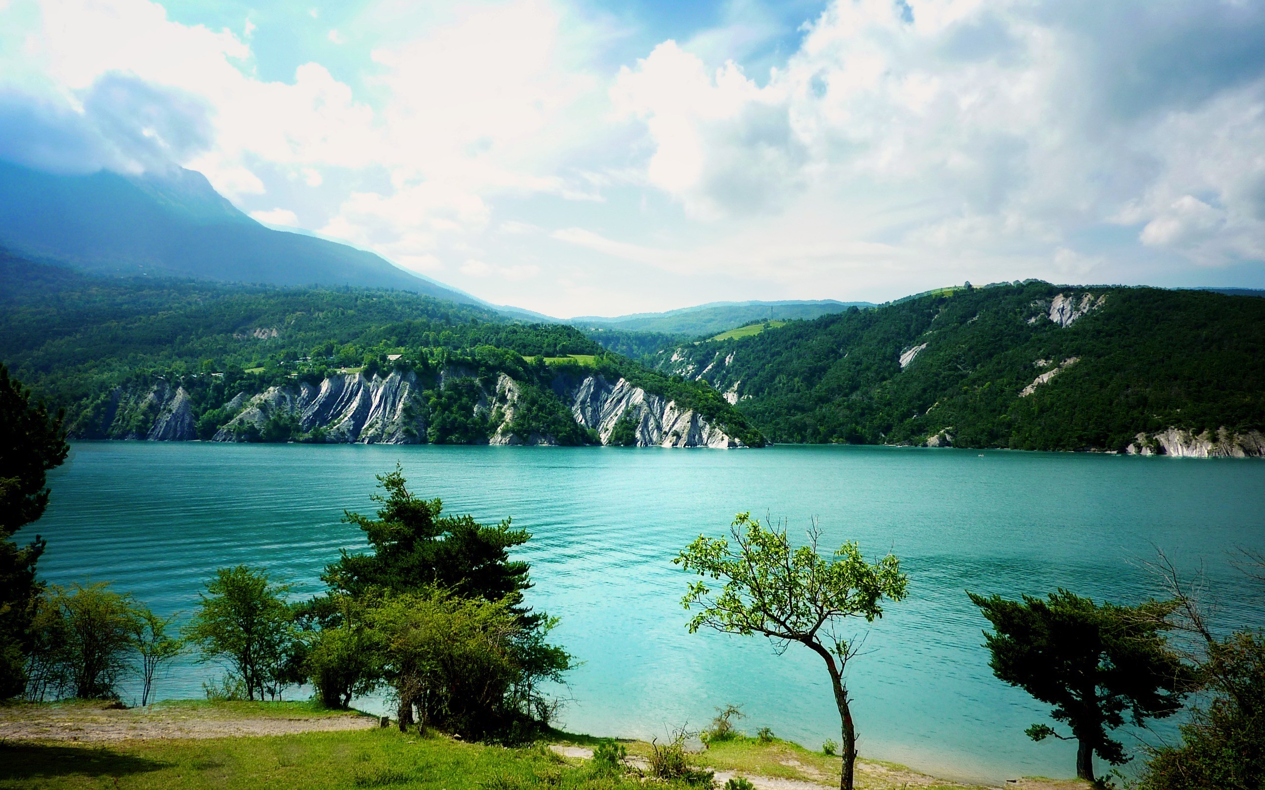 Lago turchese, Montagne, Alberi, Nuvole, 2K 1600p, sfondo desktop