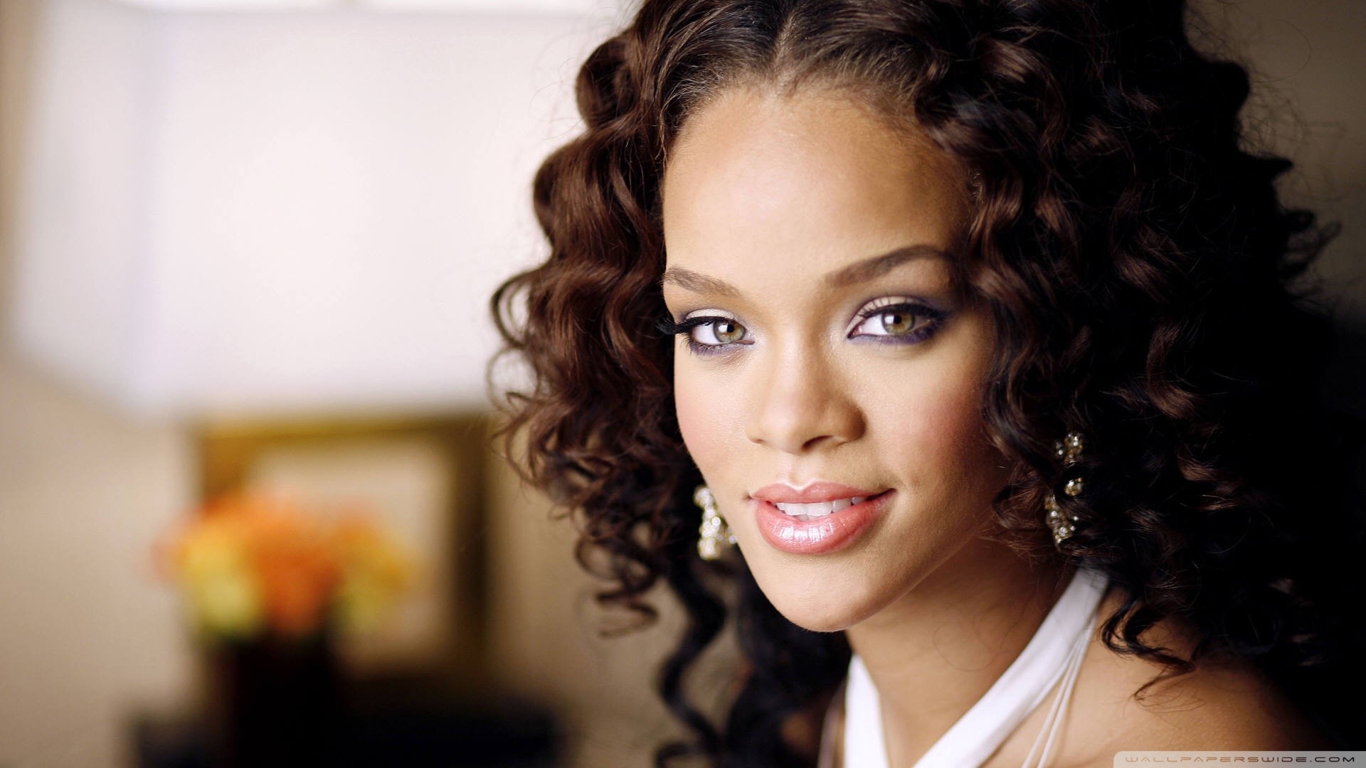Rihanna, Capelli ricci, Sorriso, Ritratto, 1920x1080, immagine di sfondo