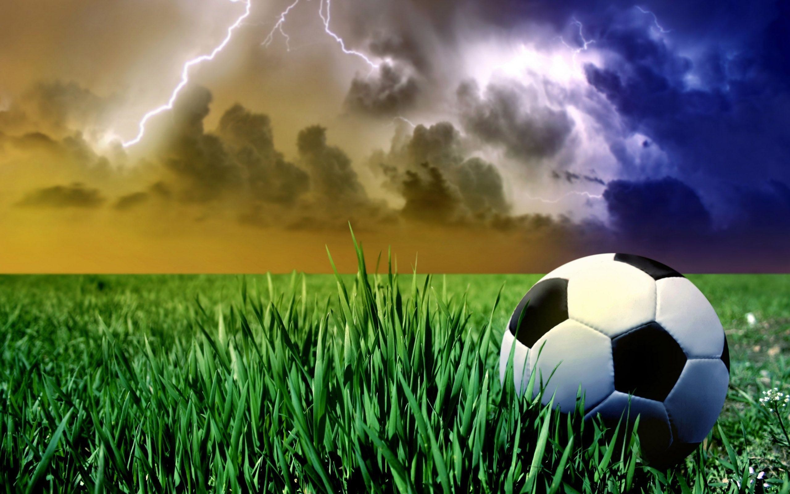 Pallone da calcio, Temporale, Fulmini, Erba, 2560x1600, sfondo per PC