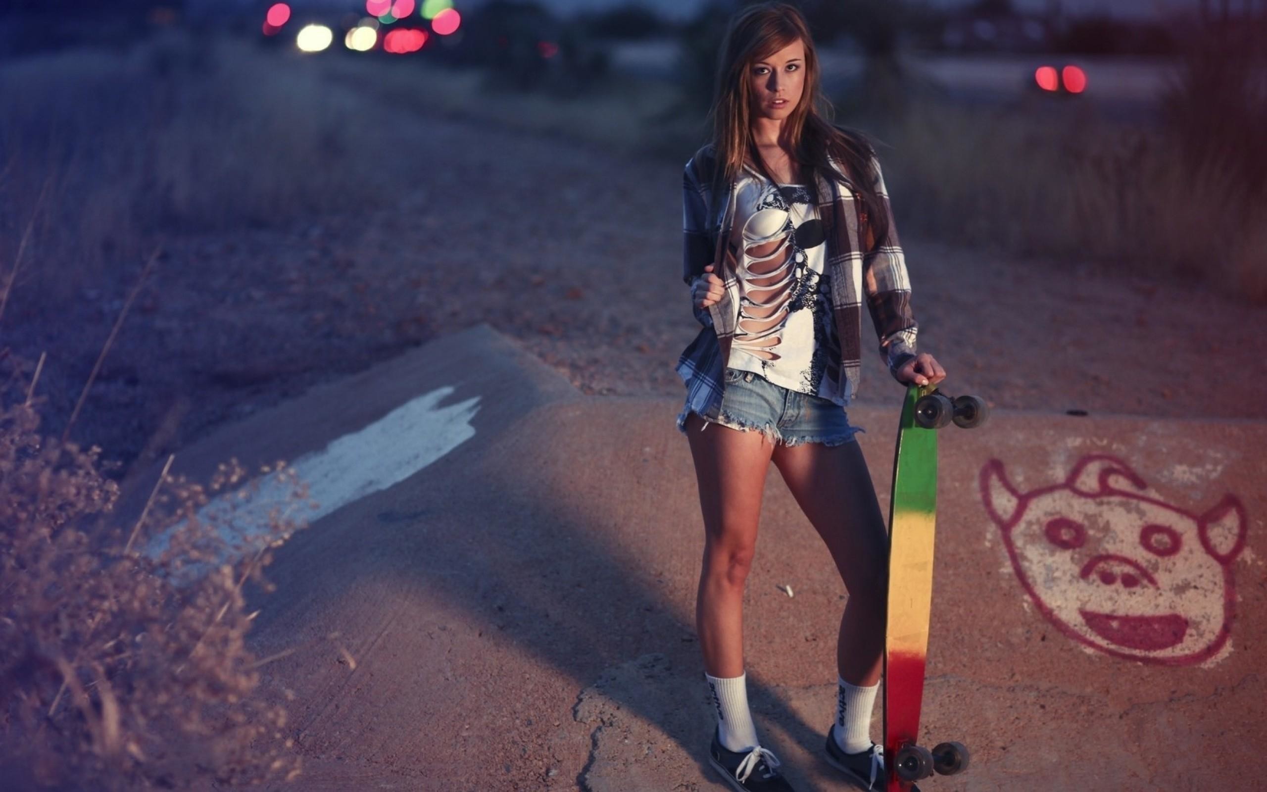 Ragazza, Longboard, Camicia a quadri, Shorts, Strada, 2K, sfondo per PC e portatile