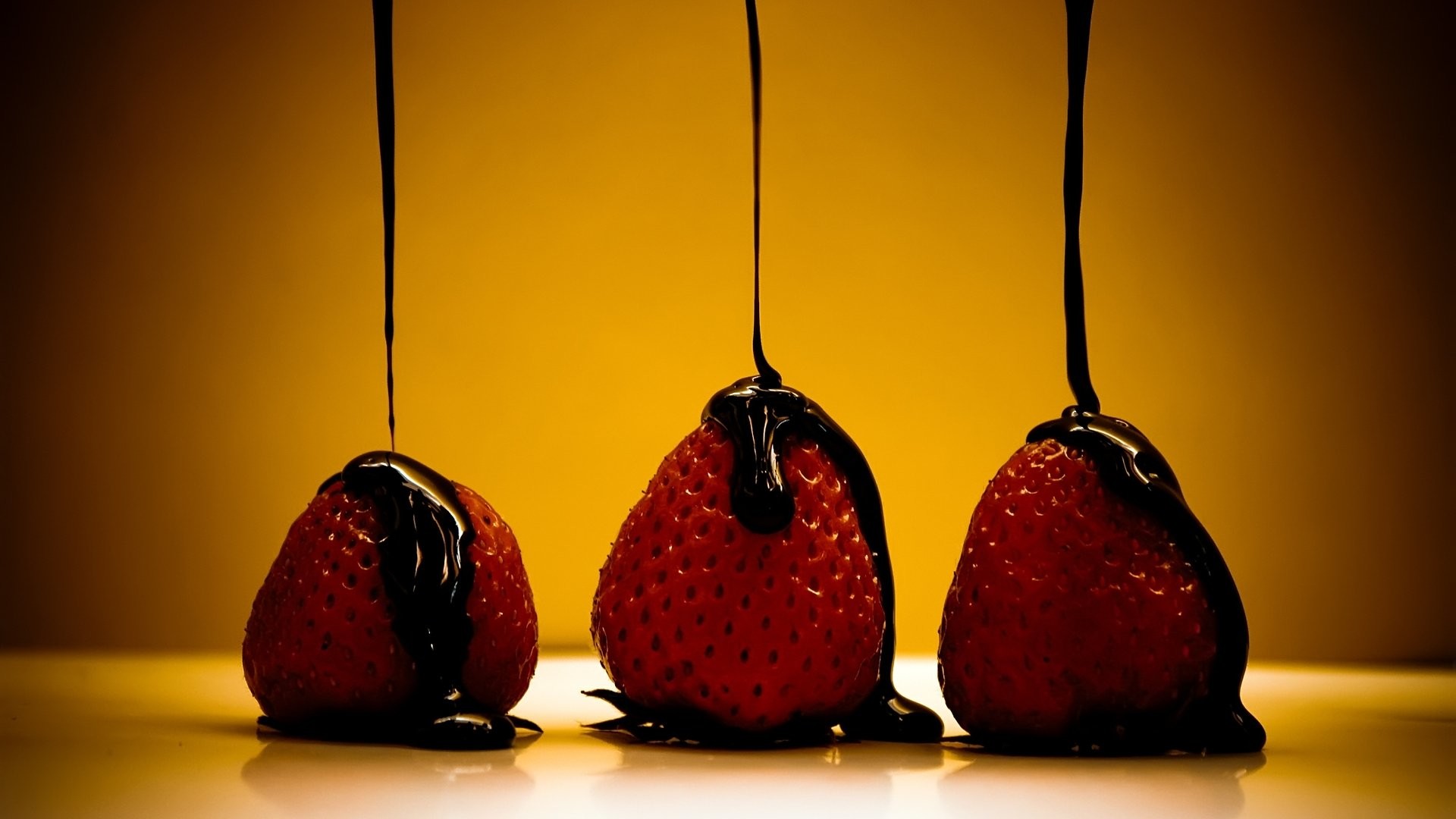 Fragole al cioccolato, Cioccolato fuso, Fragole, Sfondo dorato, Full HD, wallpaper per PC