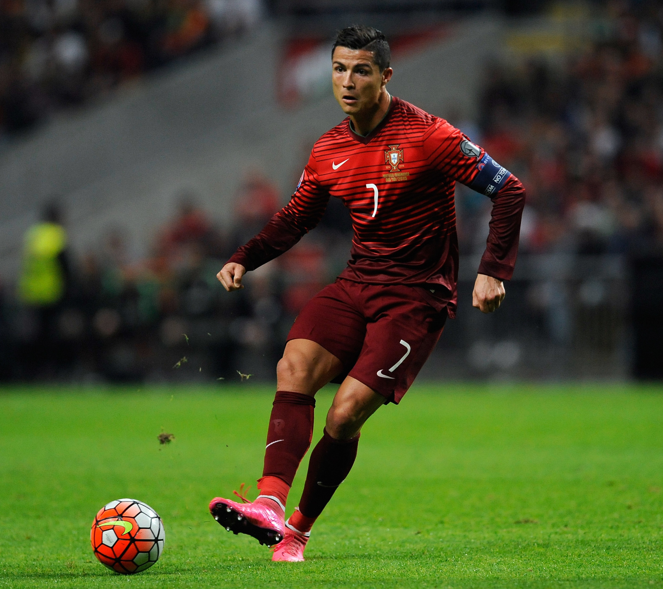 Cristiano Ronaldo, Portogallo, Maglia rossa, Pallone, Full HD, sfondo per iPad e tablet