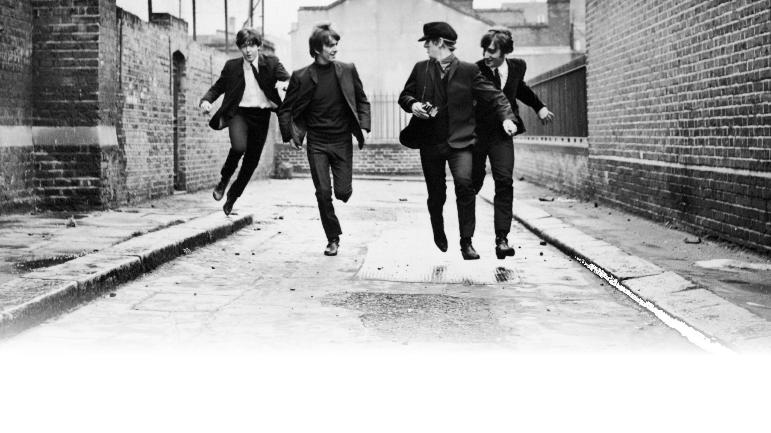 The Beatles, A Hard Day's Night, Salto, Vicolo, Bianco e nero, 2K, sfondo Windows 11