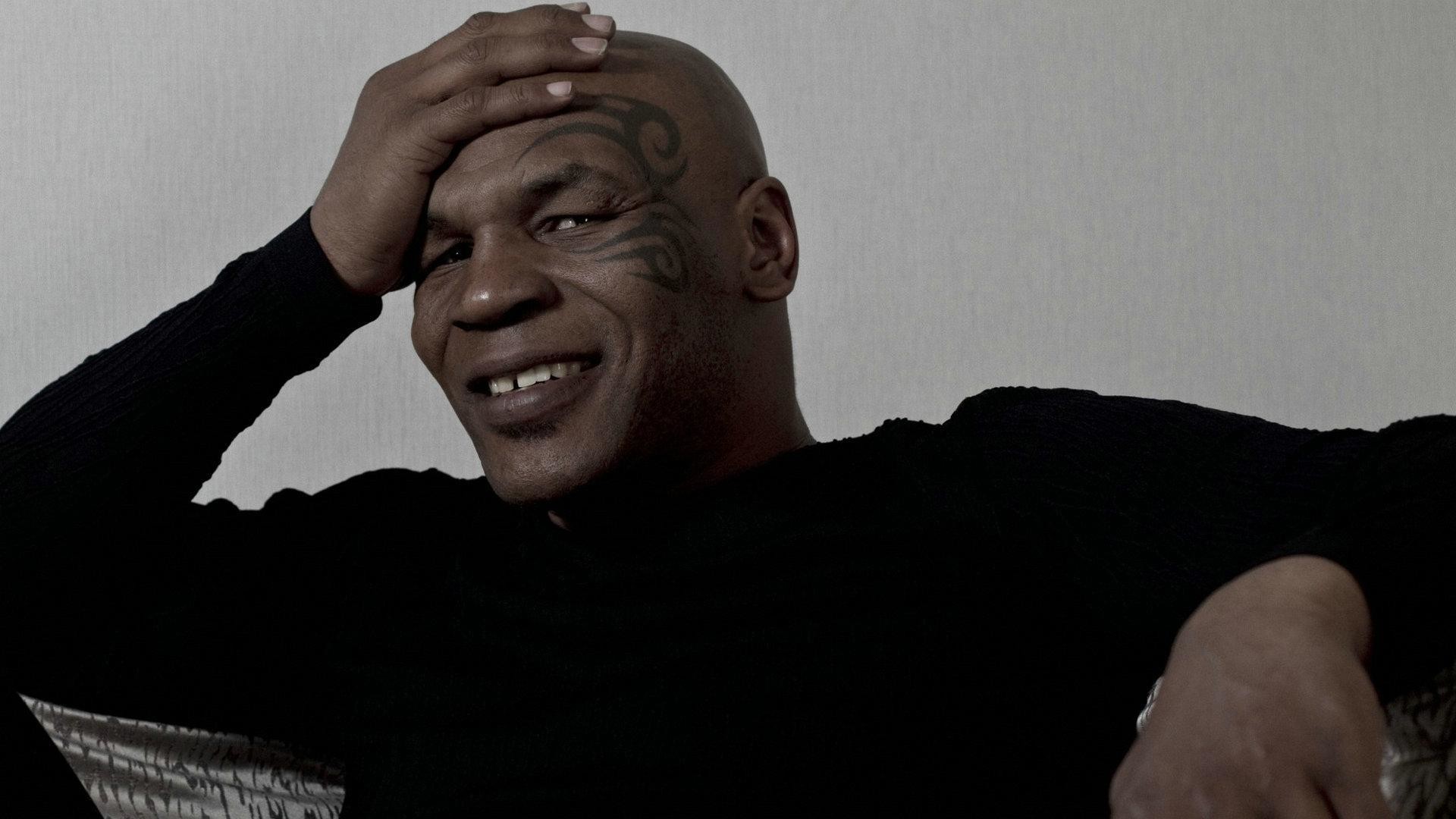Mike Tyson, Tatuaggio sul viso, Mano sulla testa, Sorriso, Ritratto, sfondo Full HD per computer