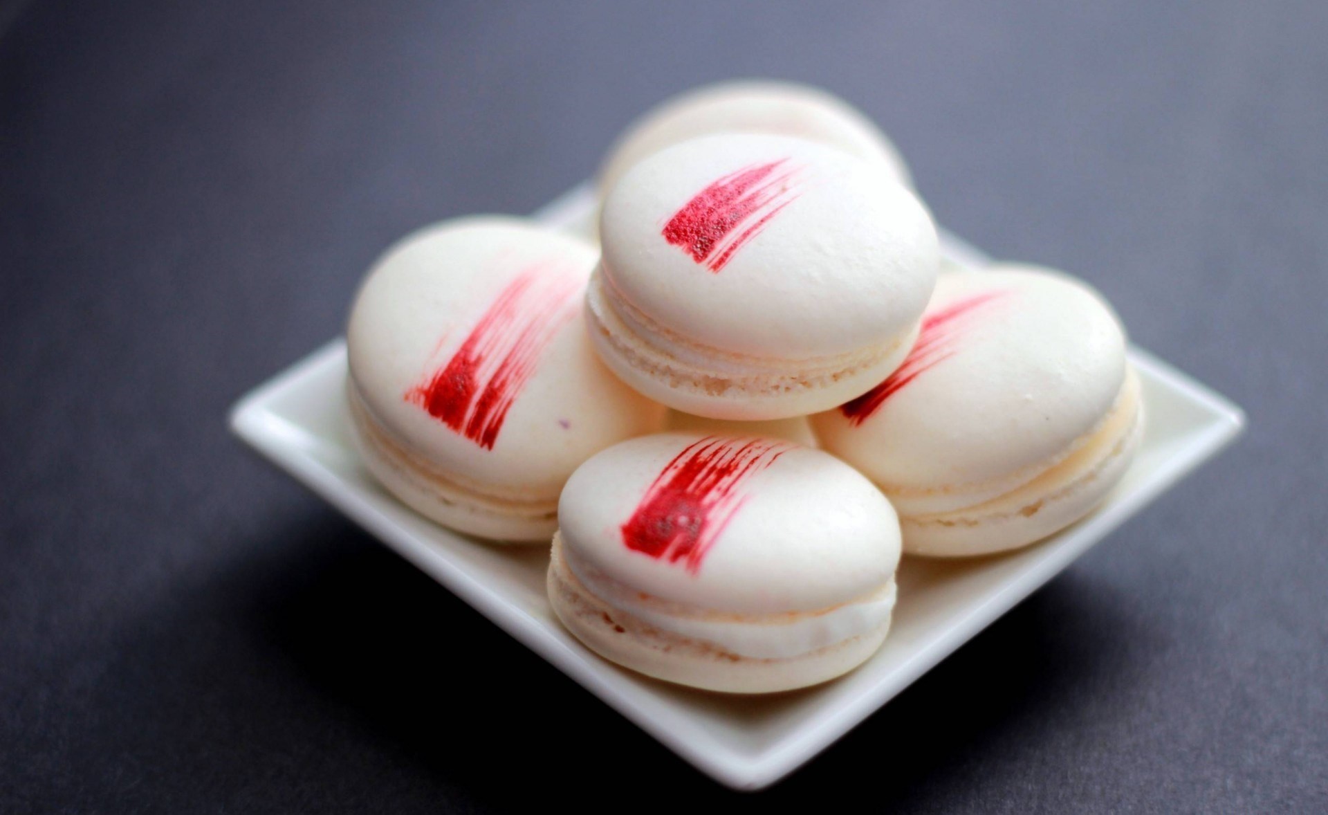 Macarons bianchi, Piatto, Sfondo scuro, Full HD, wallpaper desktop