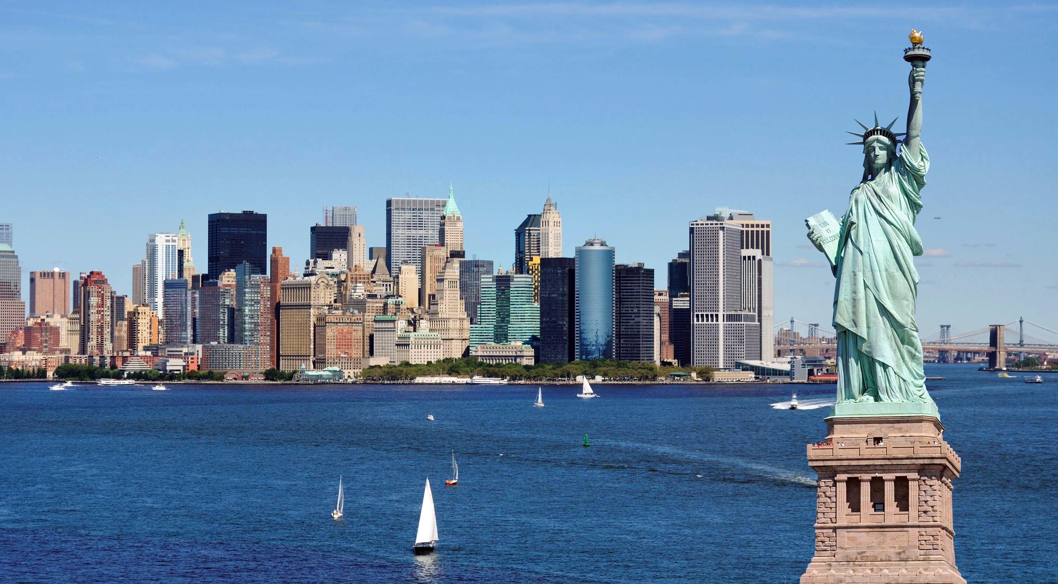 Statua della Libertà, Lower Manhattan, New York, Barche a vela, Cielo azzurro, sfondo 2K