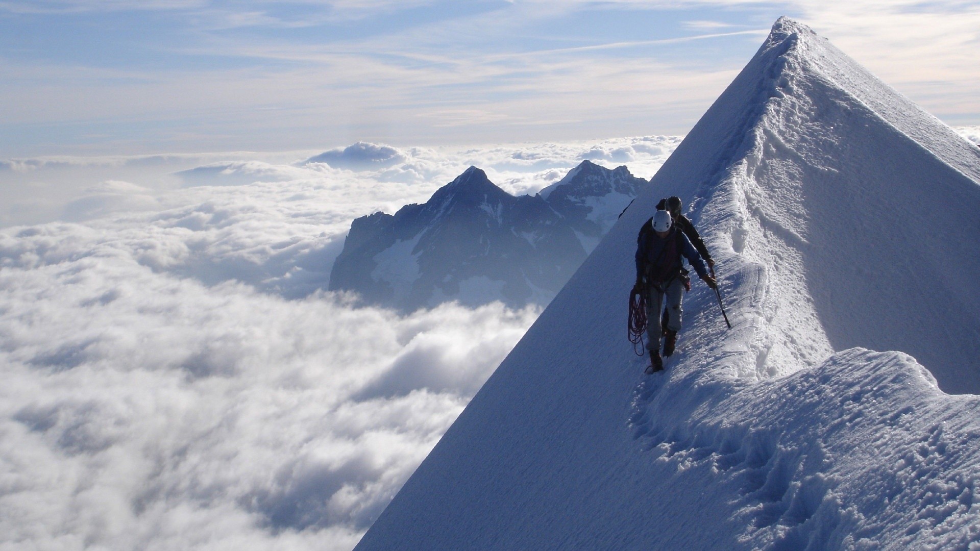 Alpinista, Cresta innevata, Mare di nuvole, Vetta, 16:9 Full HD, sfondo widescreen