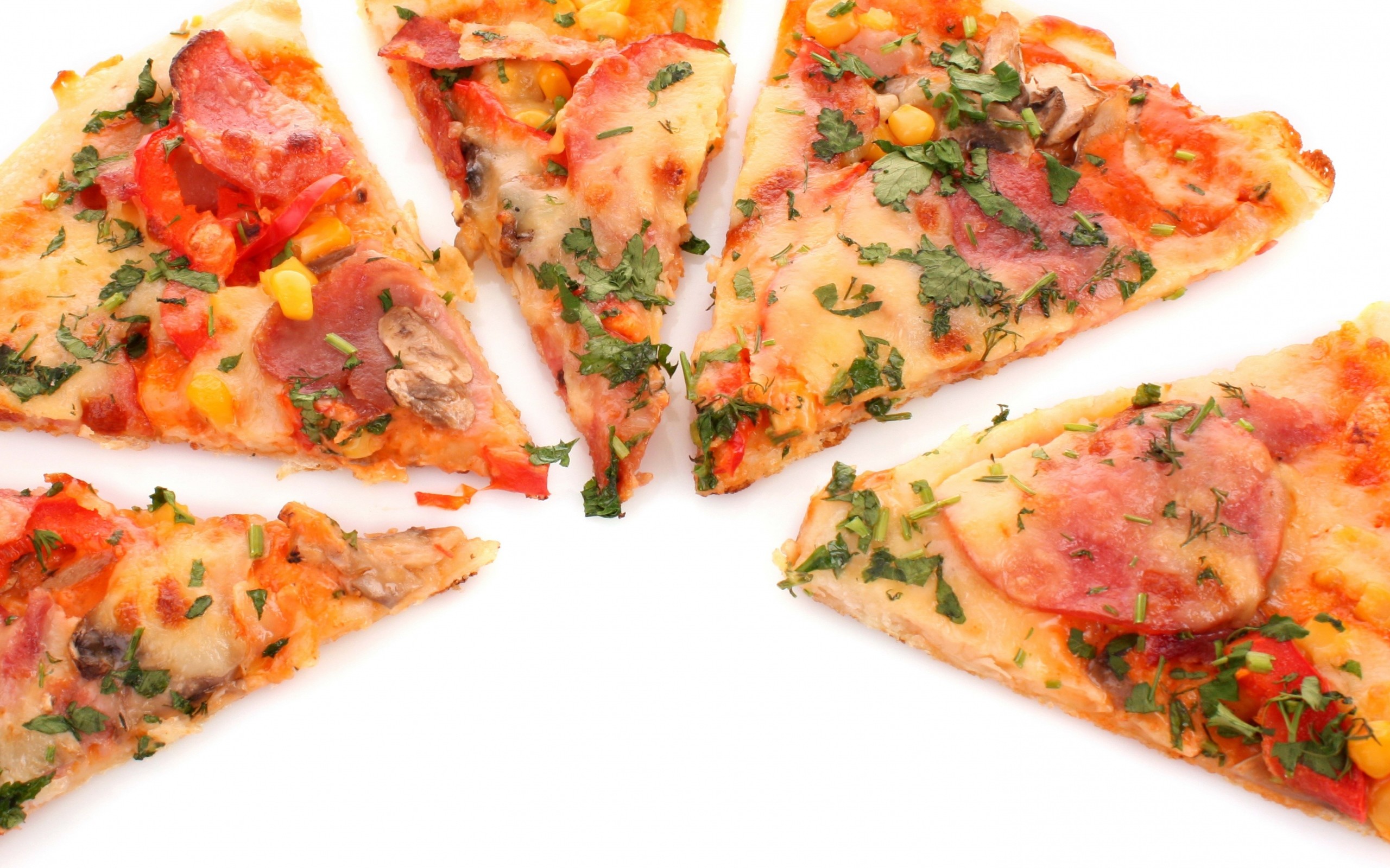Fette di pizza, Salame, Prezzemolo, Sfondo bianco, 2K, wallpaper per portatile