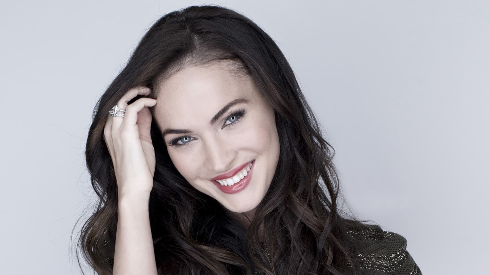Megan Fox, Sorriso, Ritratto, Sfondo grigio, Full HD, wallpaper per computer