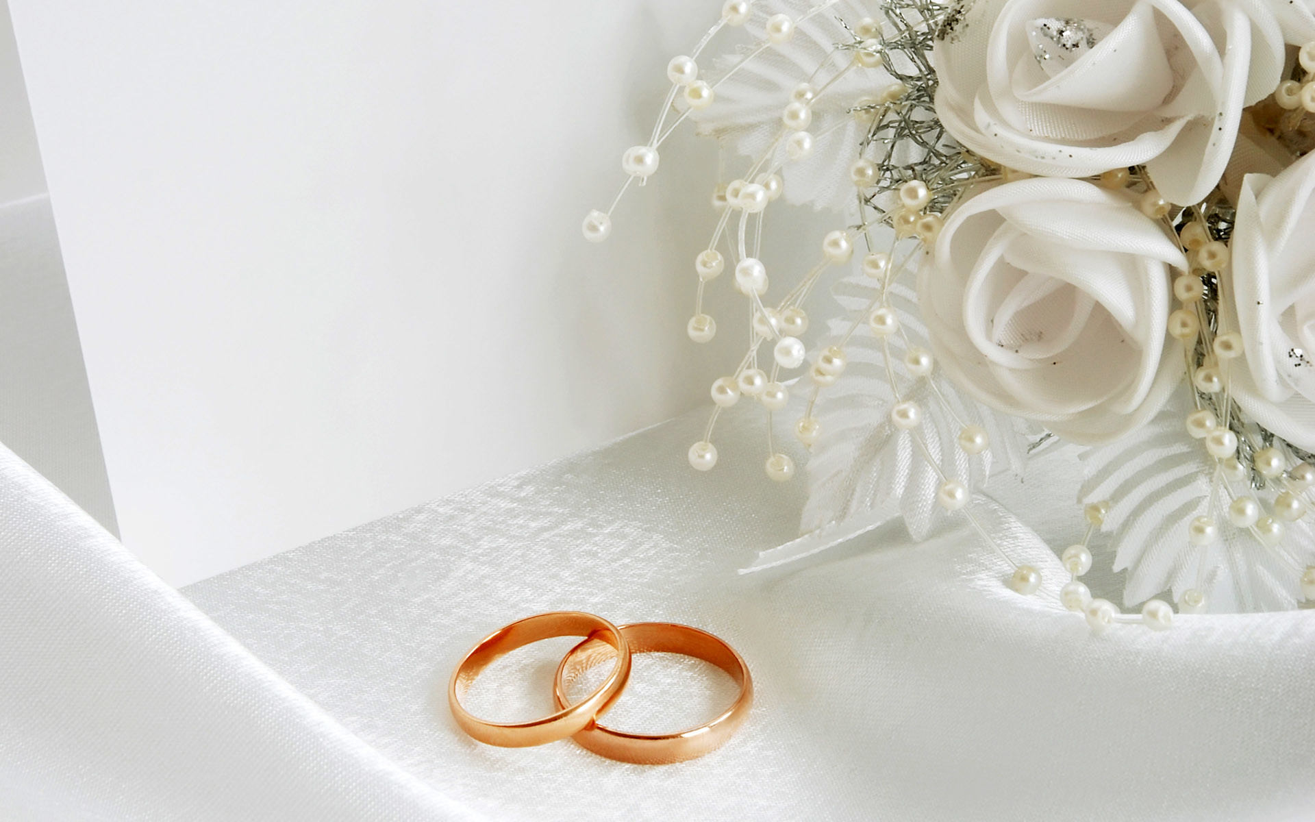 Fedi nuziali, Rose bianche, Perle, Sfondo bianco, Full HD, wallpaper desktop