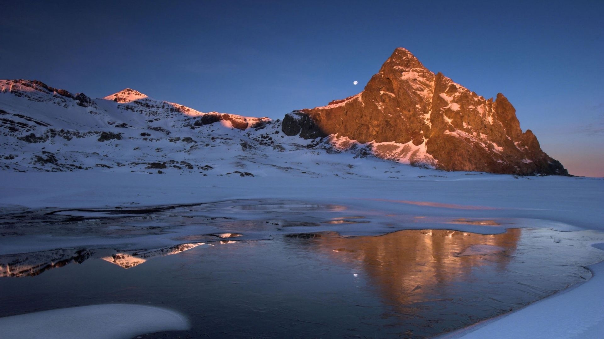 Montagna innevata, Luna, Lago ghiacciato, Alba, Riflesso, Full HD, sfondo per PC e portatile