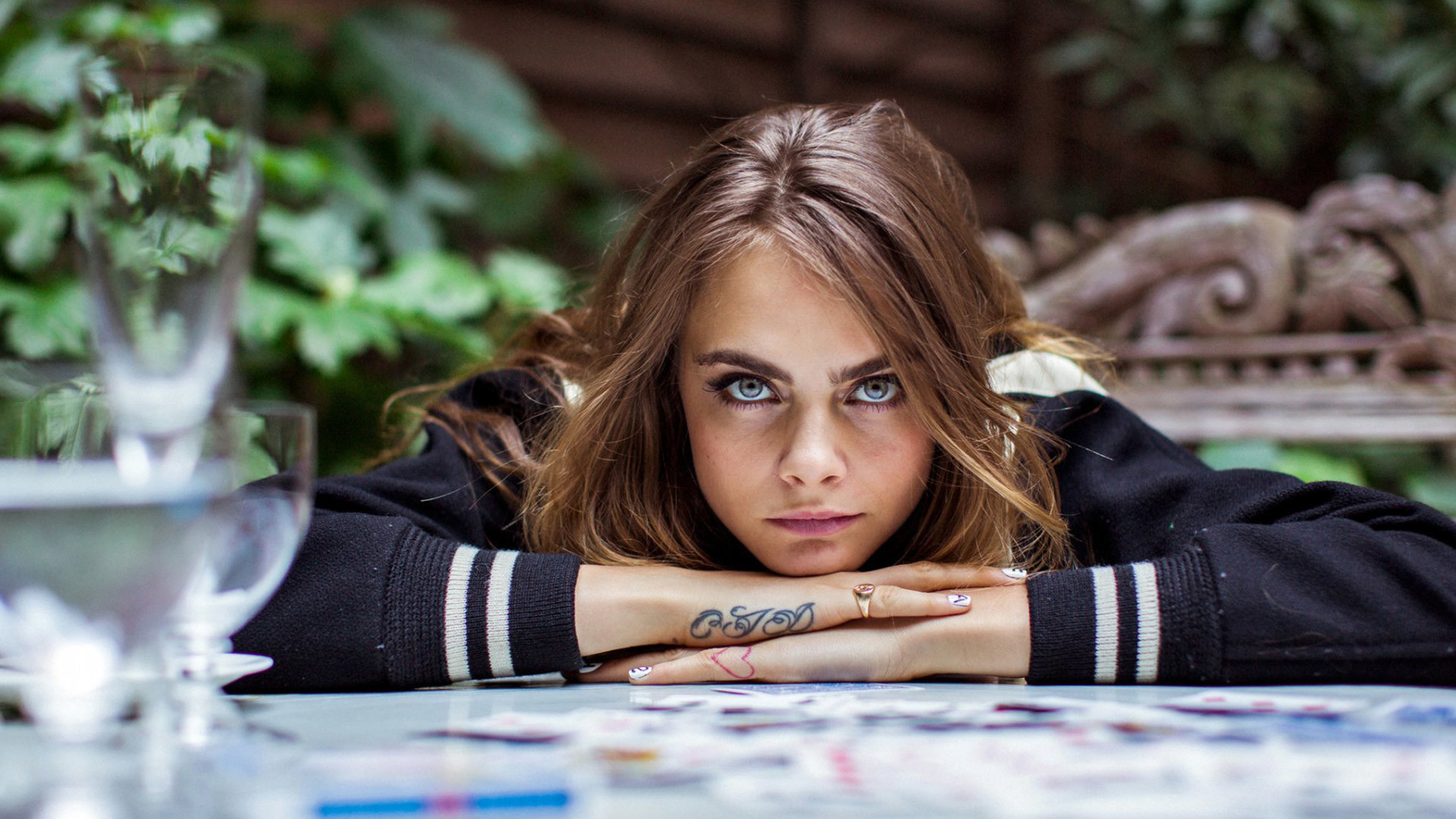 Cara Delevingne, Tatuaggio, Giardino, Ritratto, Full HD, wallpaper per computer