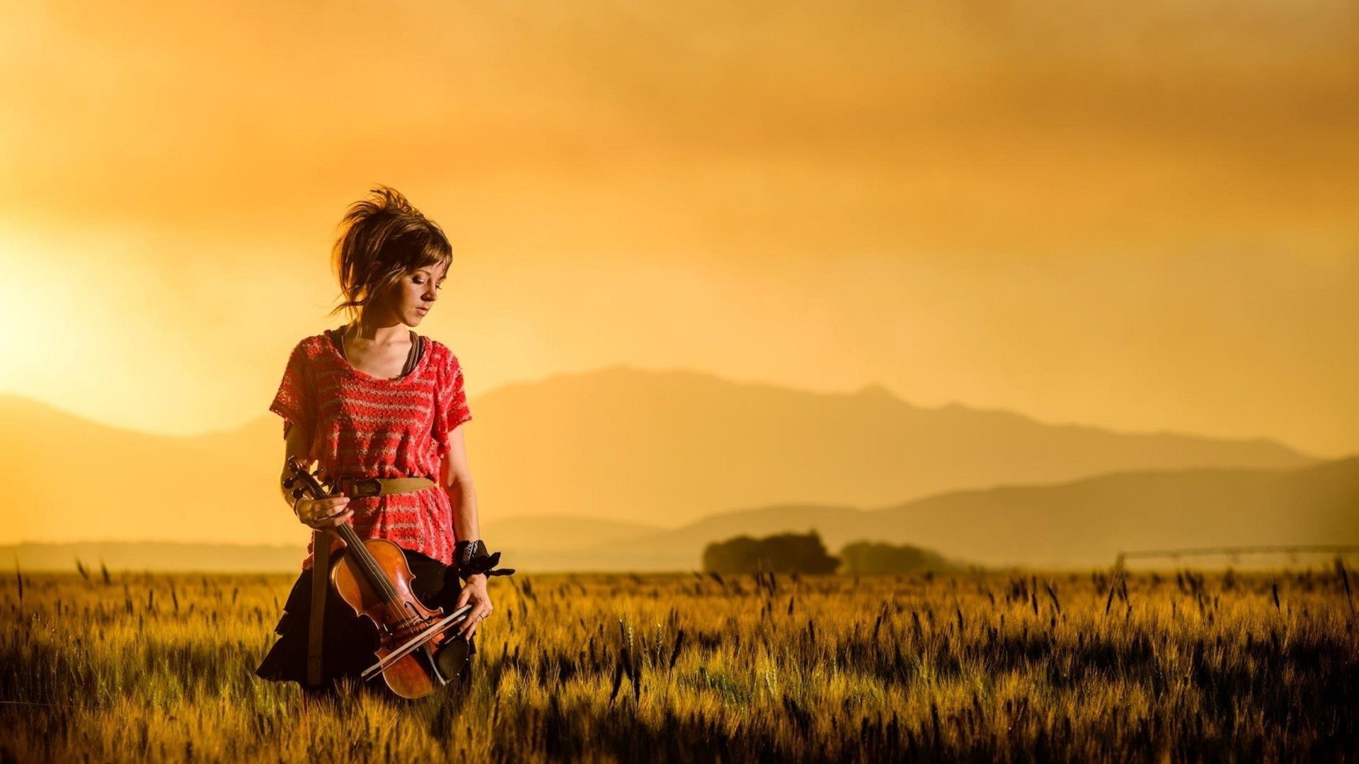 Lindsey Stirling, Violino, Campo di grano, Tramonto, Montagne, 16:9 Full HD, sfondo widescreen