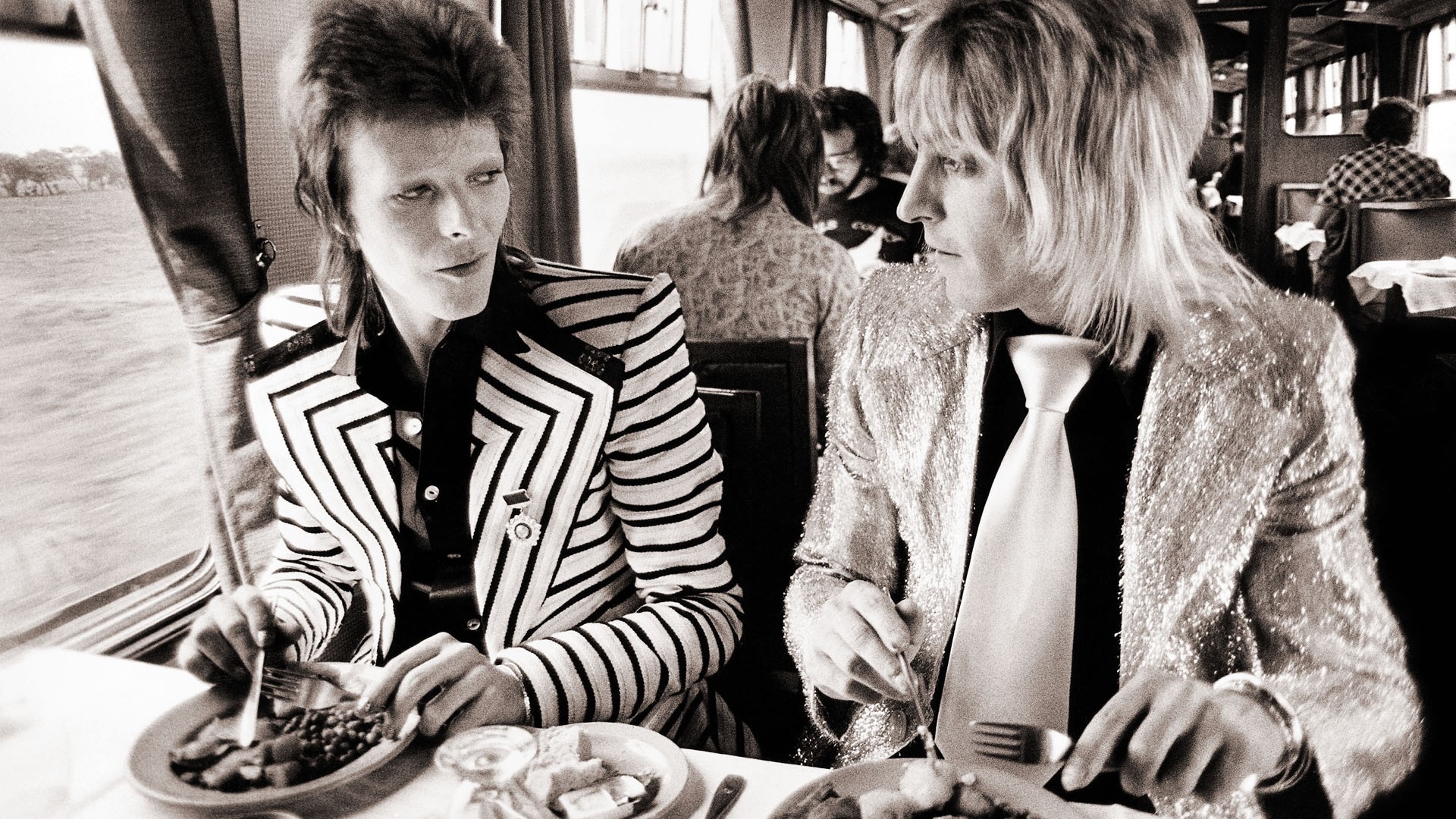 David Bowie, Mick Ronson, Ziggy Stardust, Ristorante, Bianco e nero, sfondo Full HD per PC