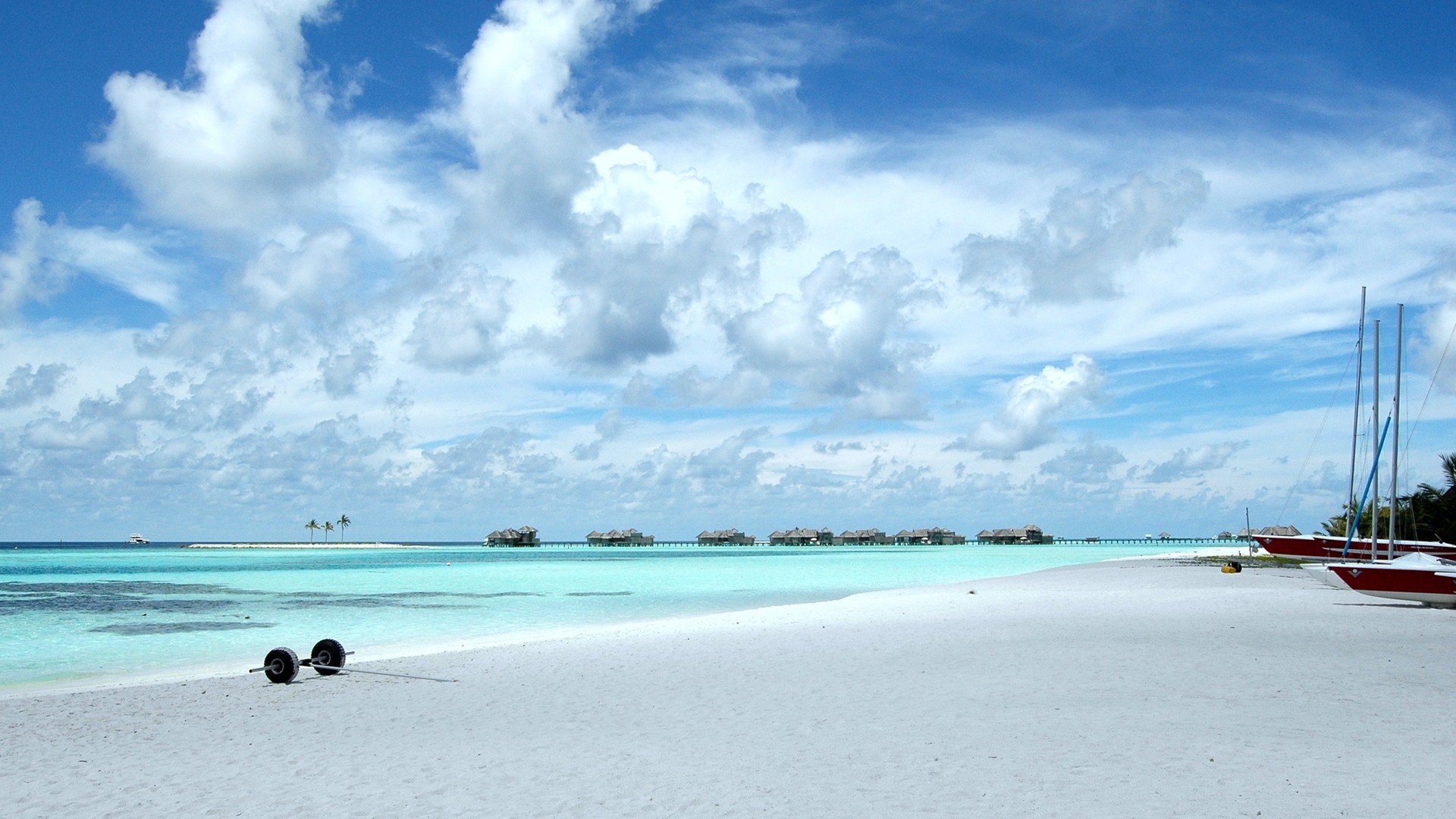 Maldive, Spiaggia bianca, Bungalow sull'acqua, Nuvole, Full HD, wallpaper desktop
