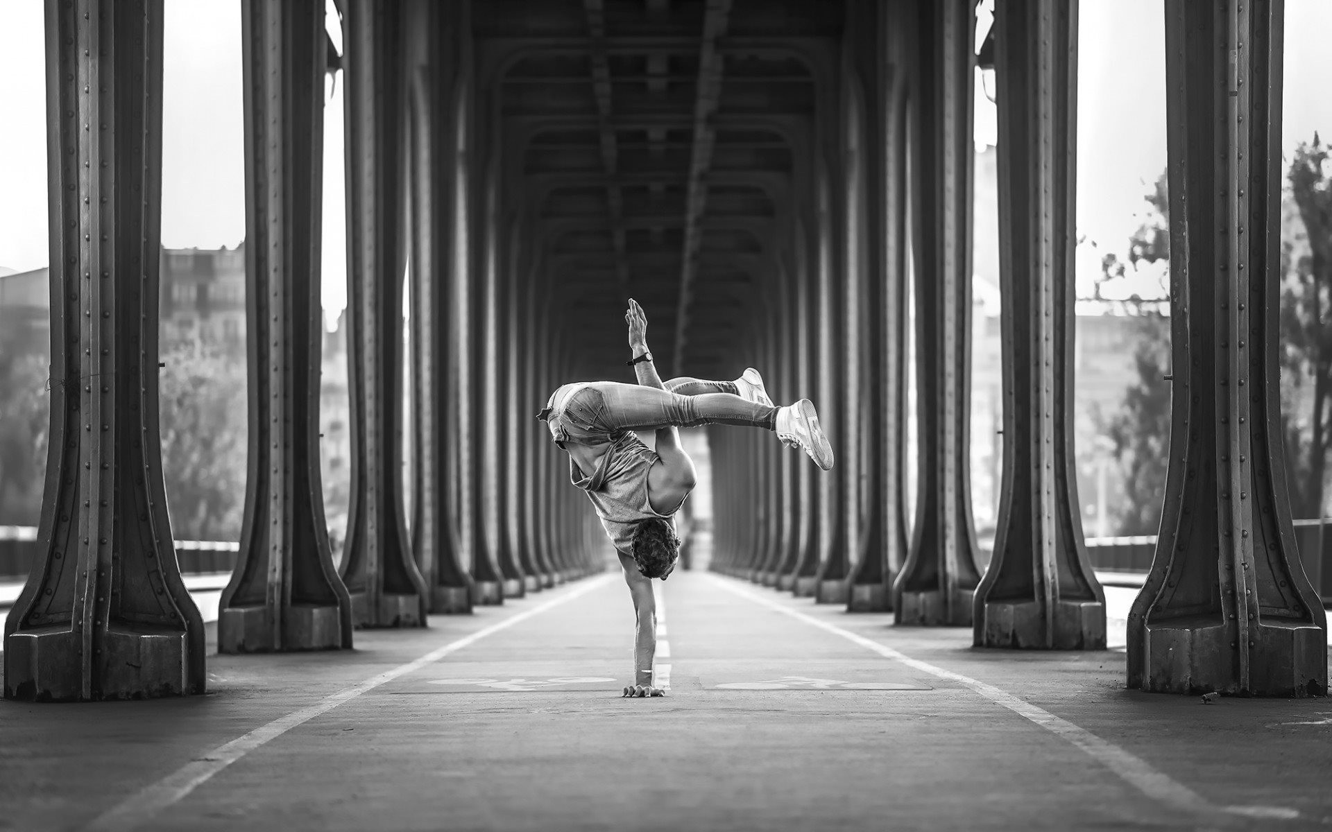 Breakdance, Colonnato, Bianco e nero, Ponte di Bir-Hakeim, 1920x1200, immagine di sfondo