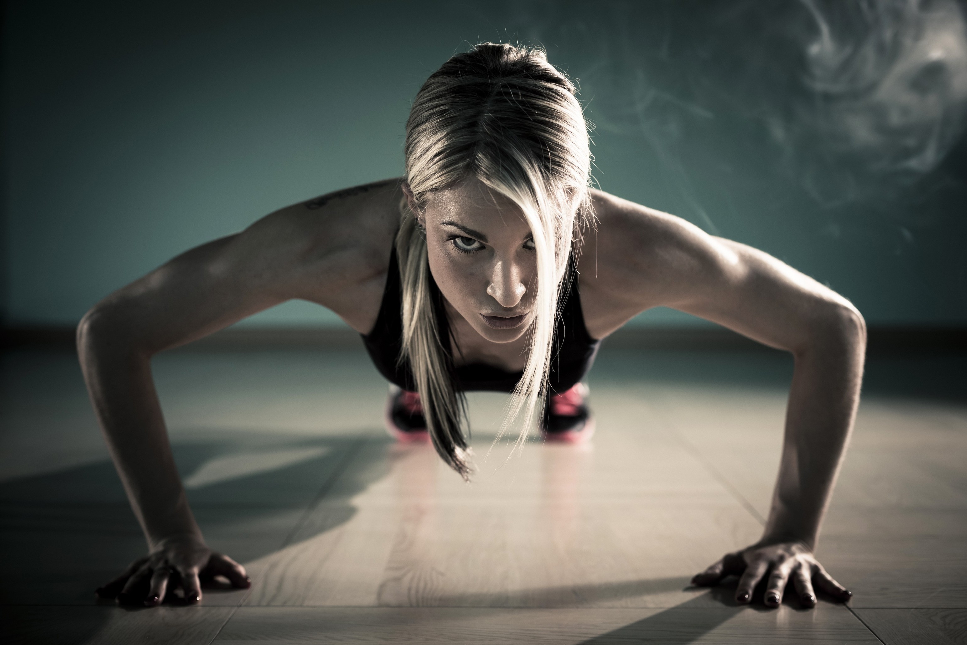 Piegamenti, Donna bionda, Allenamento, Palestra, 2K, sfondo desktop
