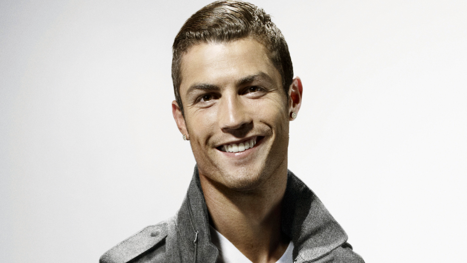 Cristiano Ronaldo, Sorriso, Ritratto, Sfondo bianco, 16:9 Full HD, wallpaper widescreen