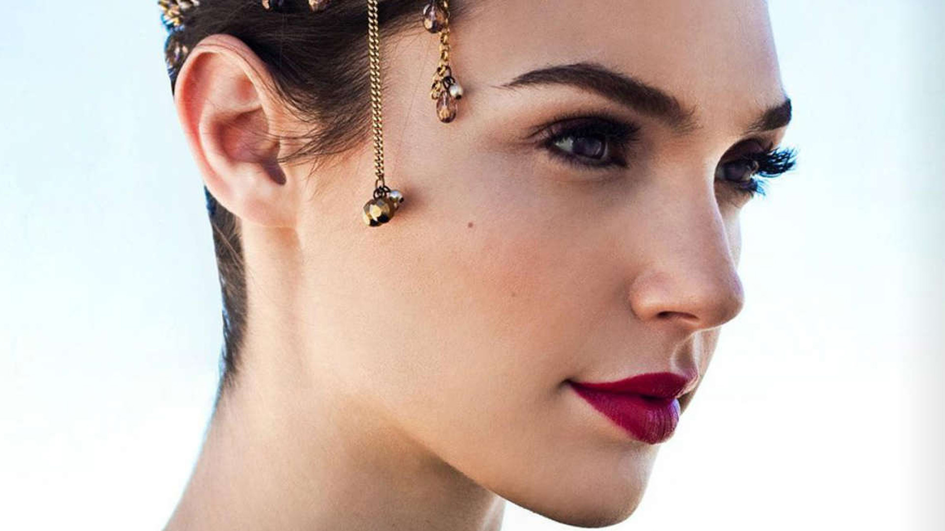 Gal Gadot, Profilo, Rossetto rosso, Orecchino, 16:9 Full HD, sfondo widescreen