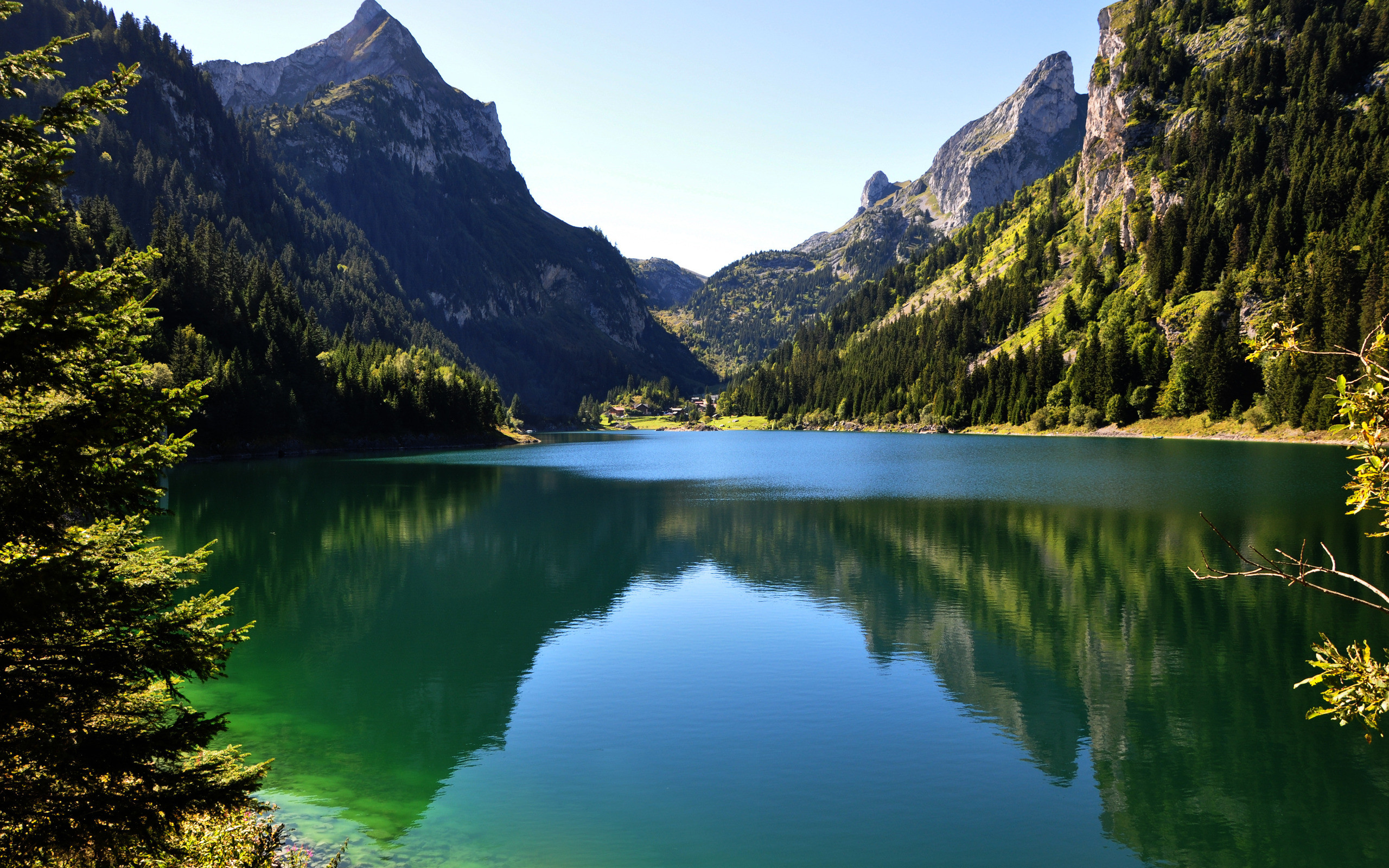Lago di montagna, Acqua verde, Riflesso, Vette rocciose, Foresta, wallpaper per portatile