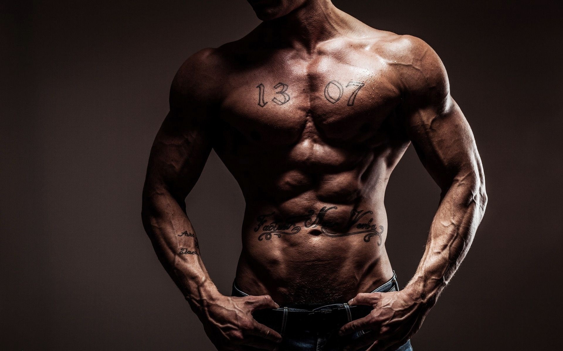 Uomo muscoloso, Tatuaggi, Addominali, Sfondo scuro, Full HD, wallpaper desktop