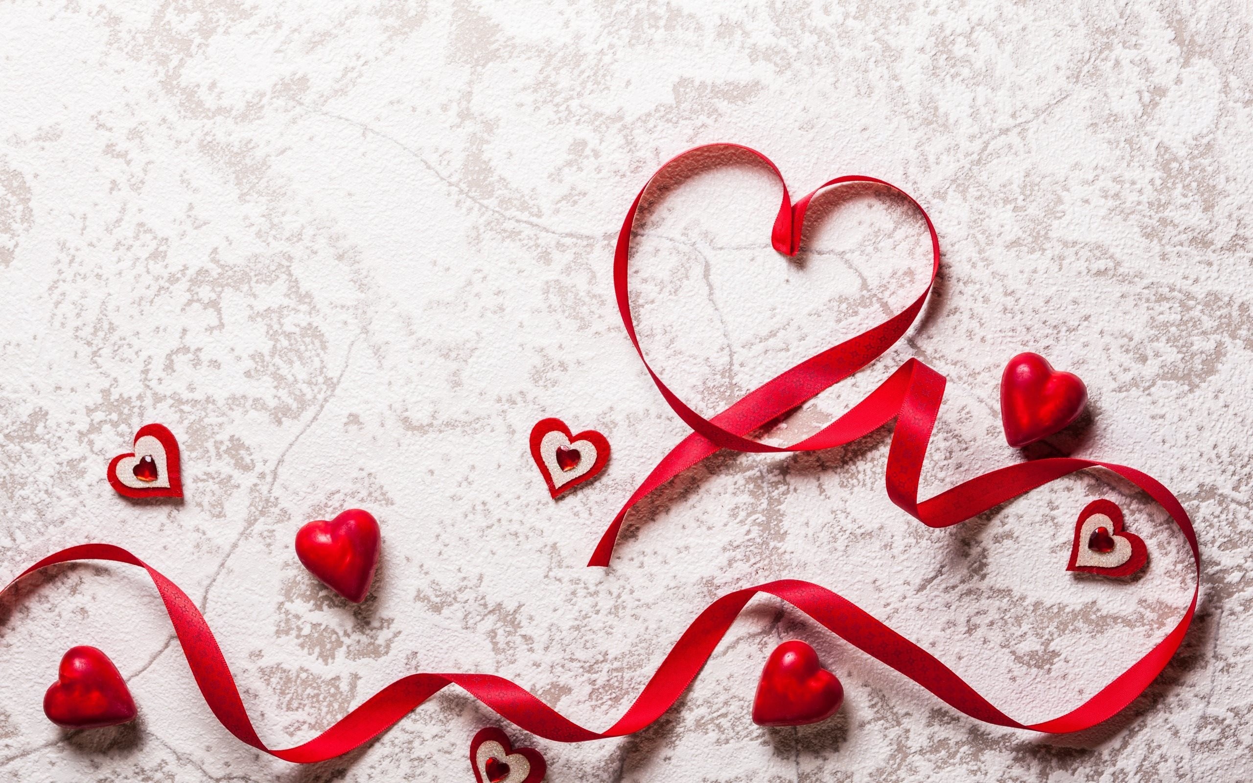Nastro rosso, Cuori, San Valentino, Sfondo bianco, 2K, wallpaper per portatile