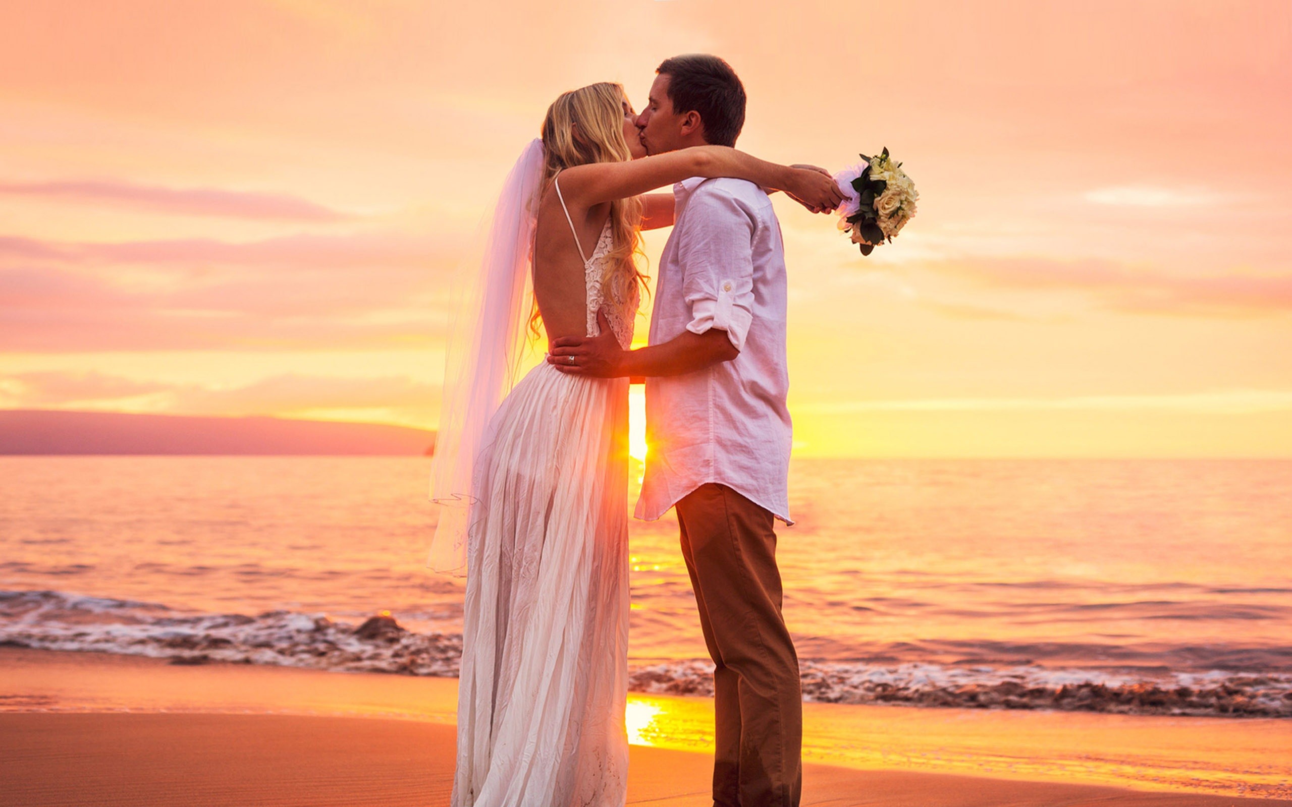 Sposi, Bacio, Spiaggia, Tramonto, 2K, wallpaper desktop