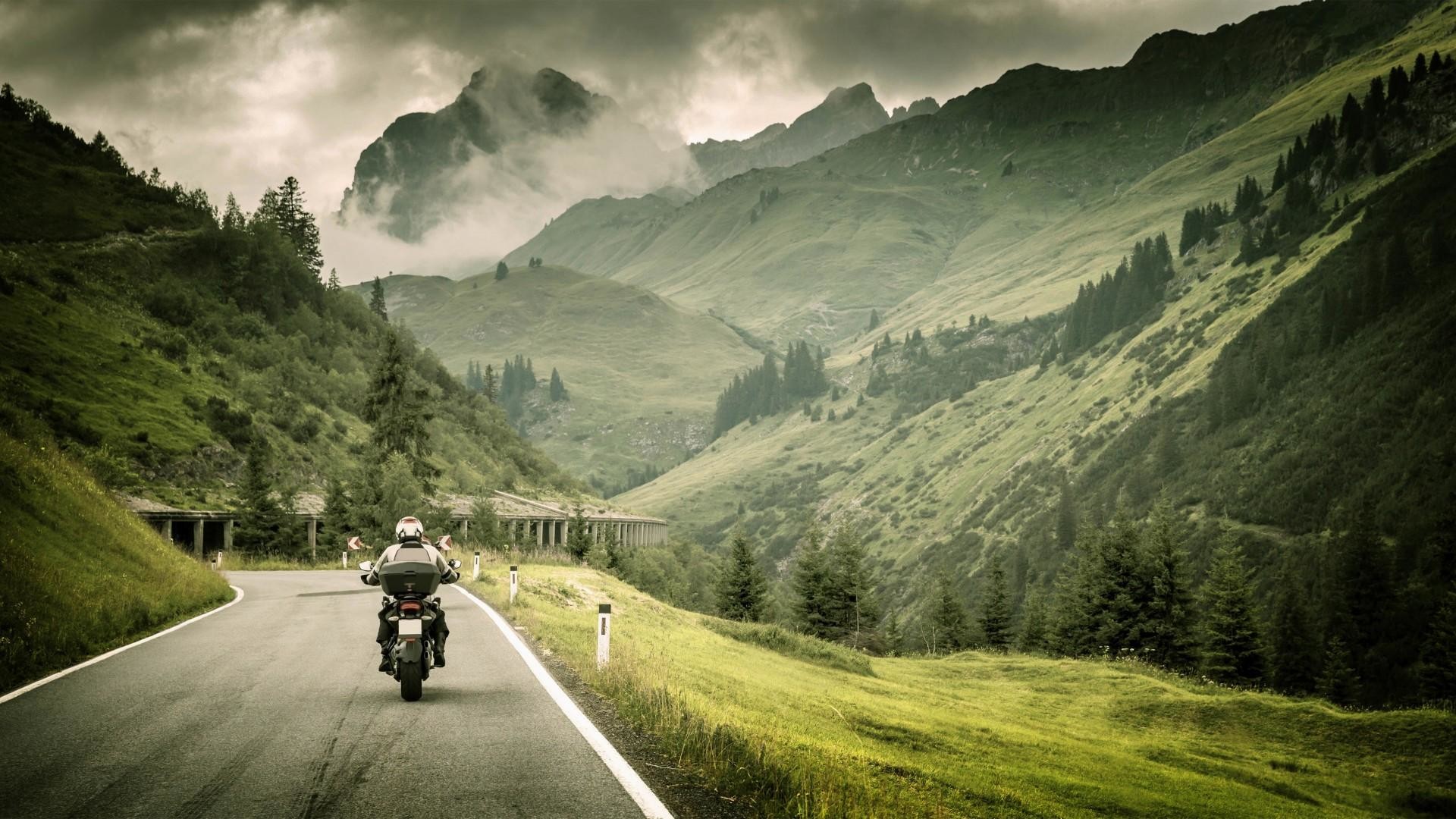 Motociclista, Strada di montagna, Valle verde, Nuvole, 1920x1080, immagine di sfondo
