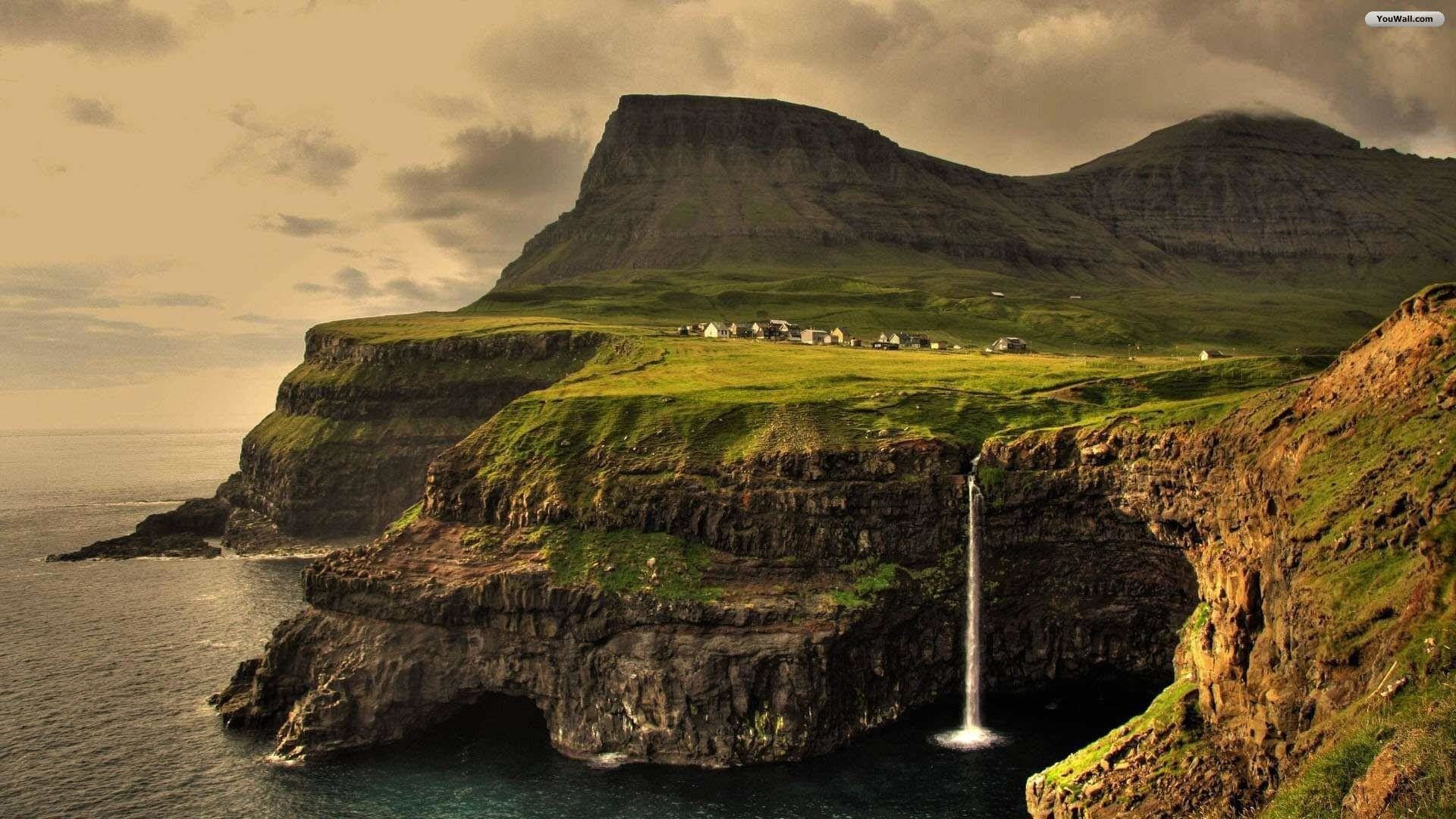 Cascata di Múlafossur, Gásadalur, Isole Fær Øer, Scogliera, Cascata, Oceano, Cielo nuvoloso, sfondo Full HD