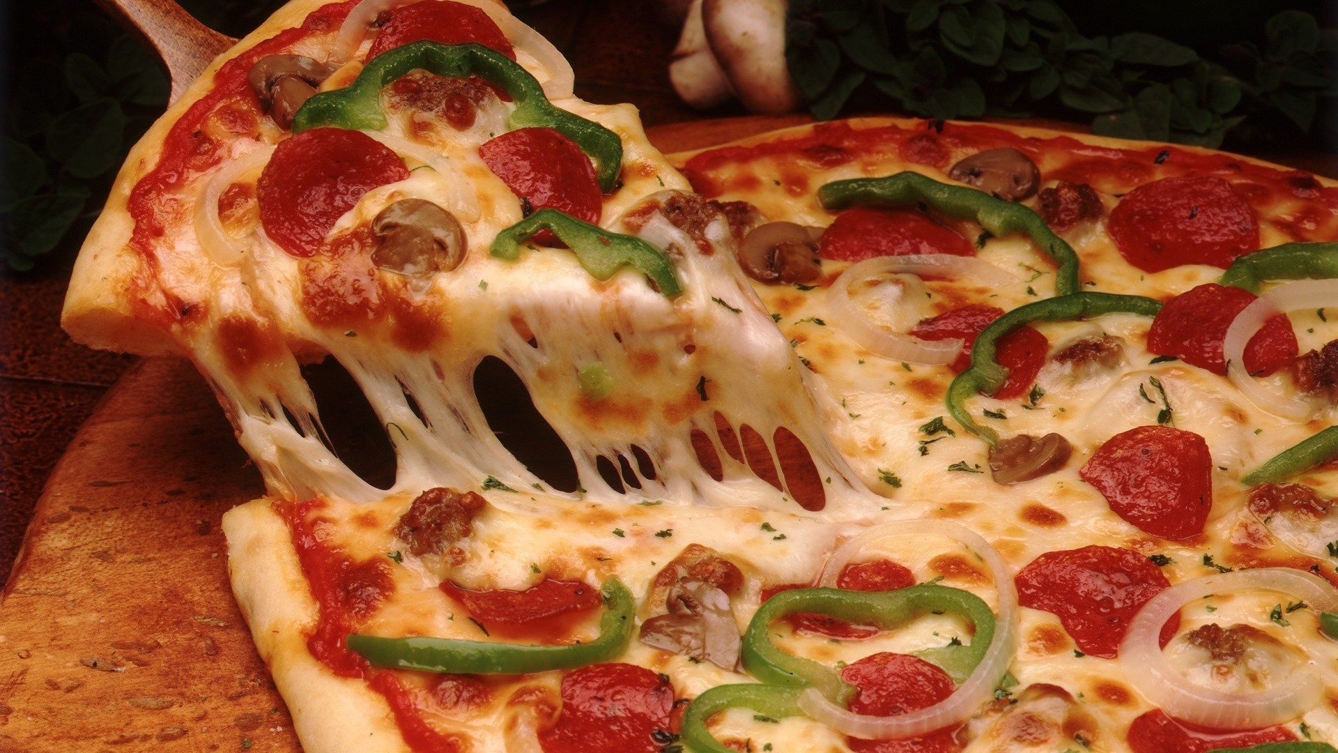 Pizza al salame piccante, Formaggio filante, Peperoni verdi, Full HD 1080p, sfondo desktop