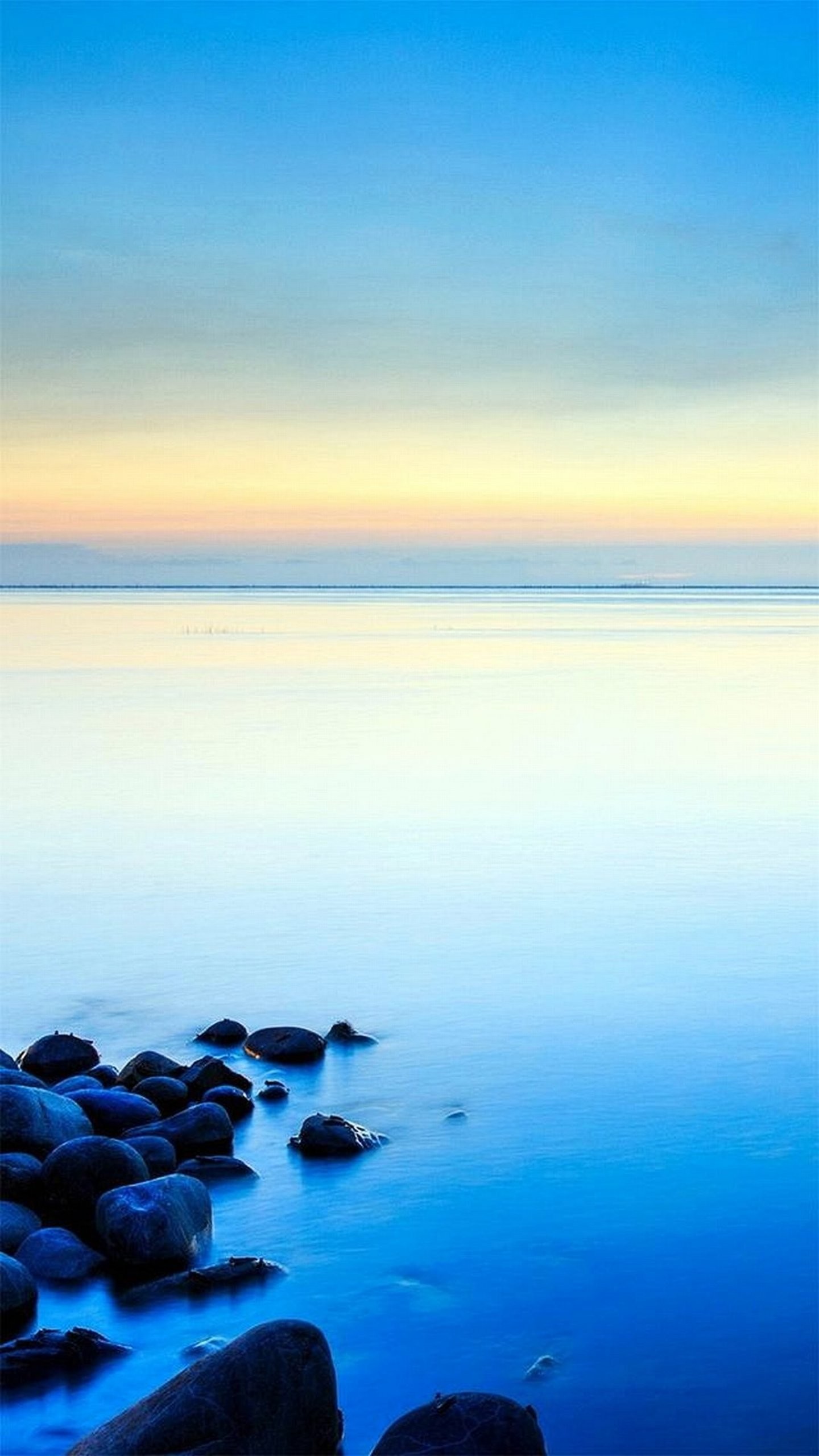 Mare calmo, Rocce, Alba, Blu, QHD+, schermata di blocco iPhone