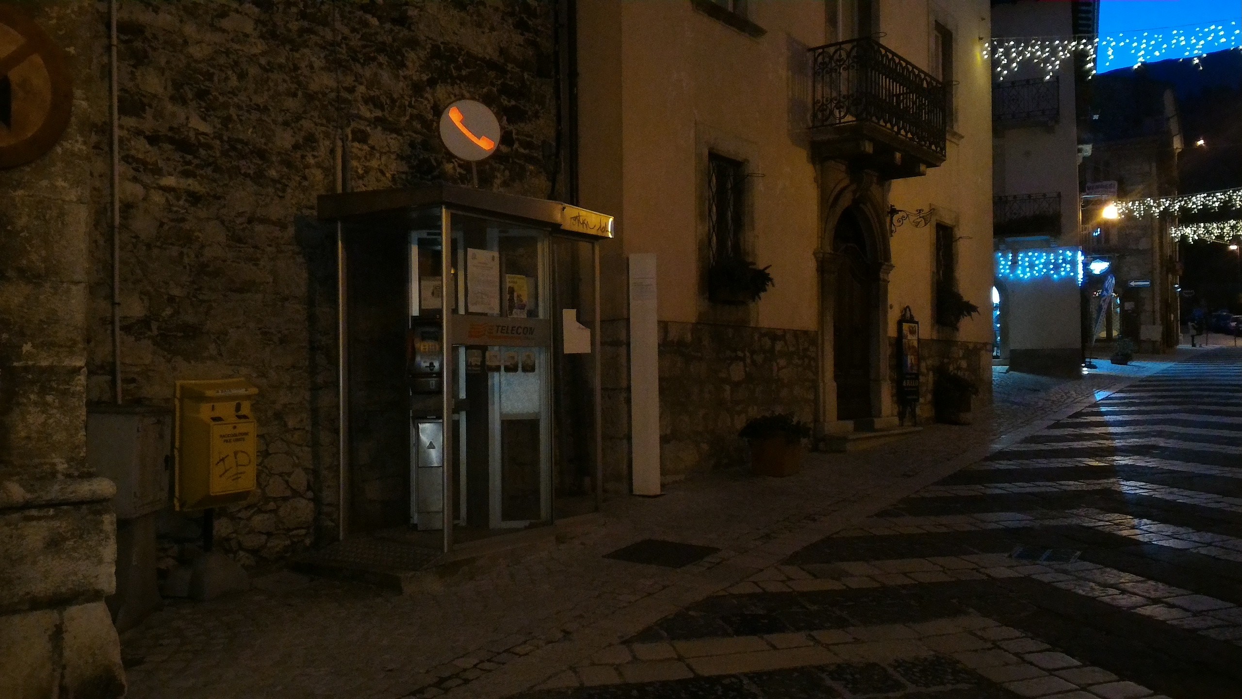 Strada, Notte, Borgo, Cabina telefonica, Pavimento a scacchi, 2K, sfondo desktop